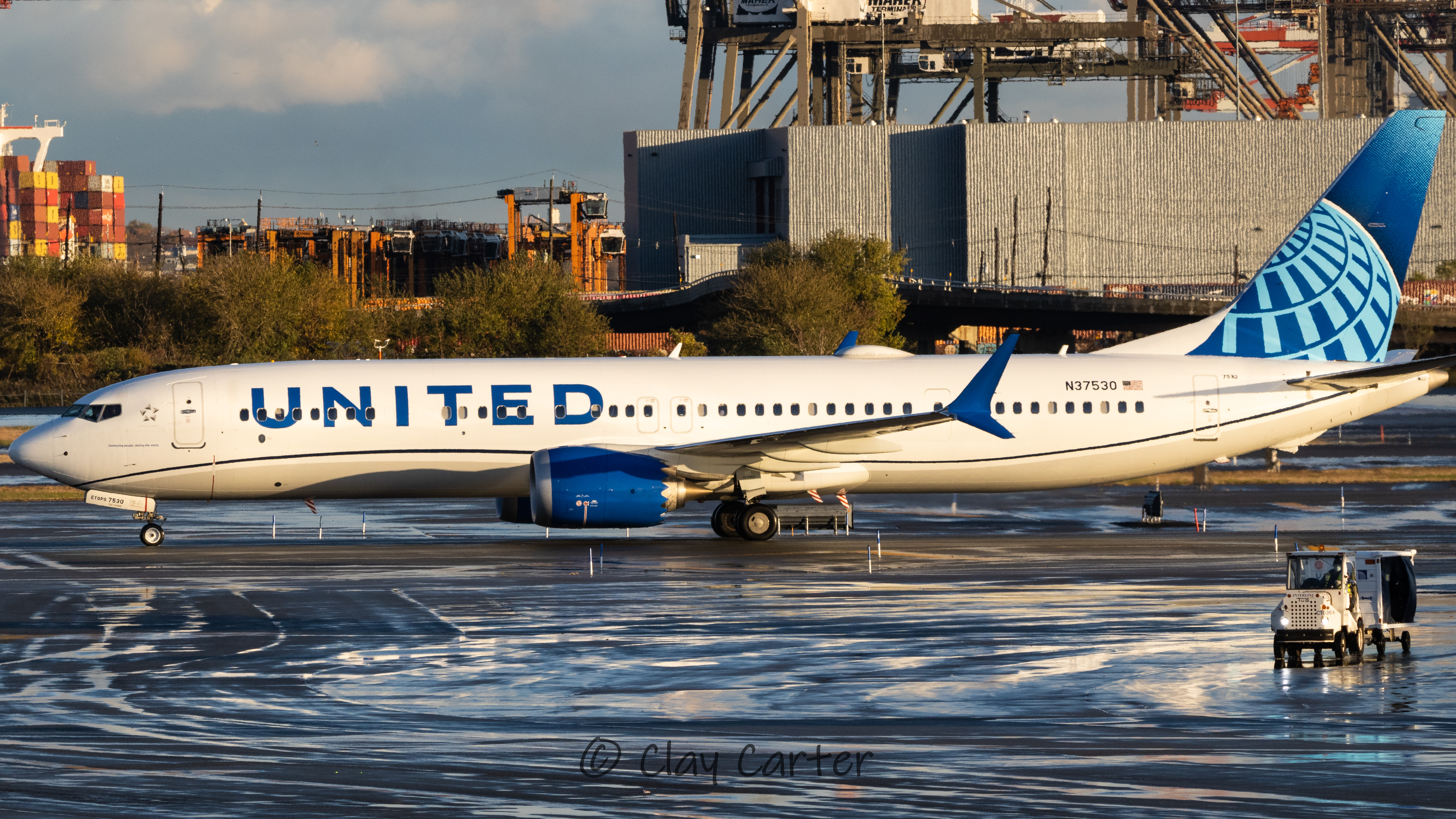 Full size: United Airlines Boeing 737 MAX 9 N37530 at Newark Liberty International Airport