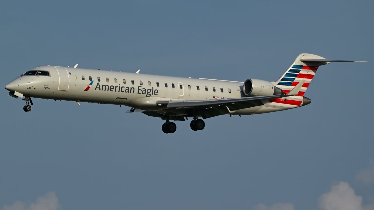 Full size: American Eagle Mitsubishi CRJ-700 N632SK at Dallas-Fort Worth International Airport