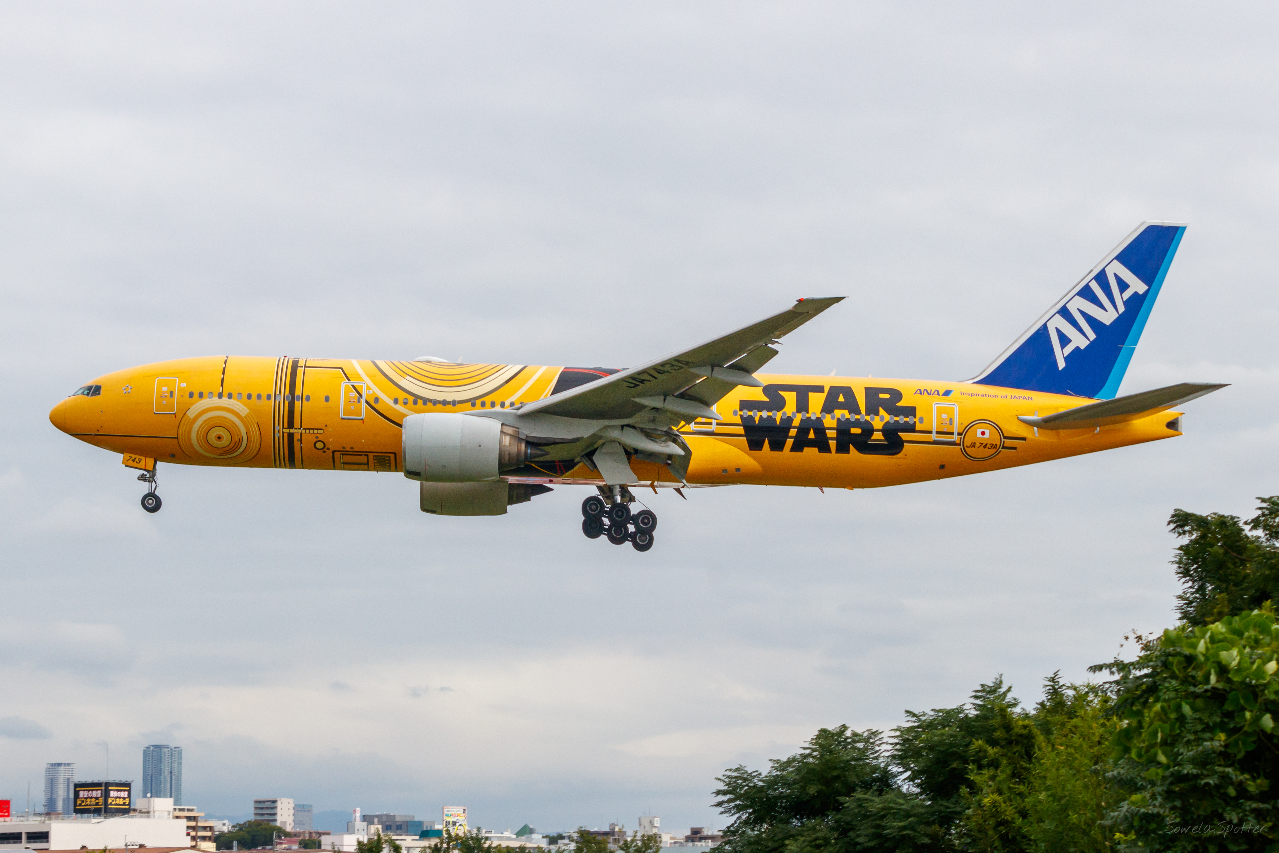 Full size: All Nippon Airways Boeing 777-200ER JA743A at Osaka International Airport
