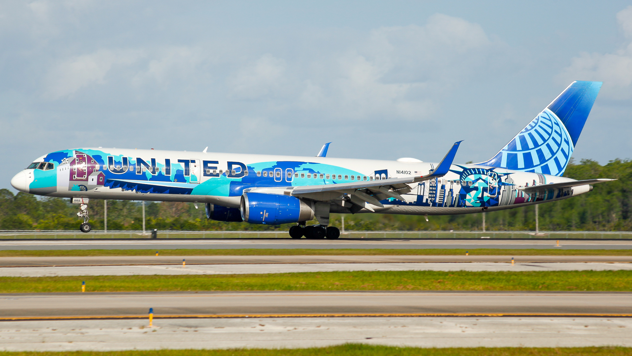 Full size: United Airlines Boeing 757-200 N14102 at Orlando International Airport