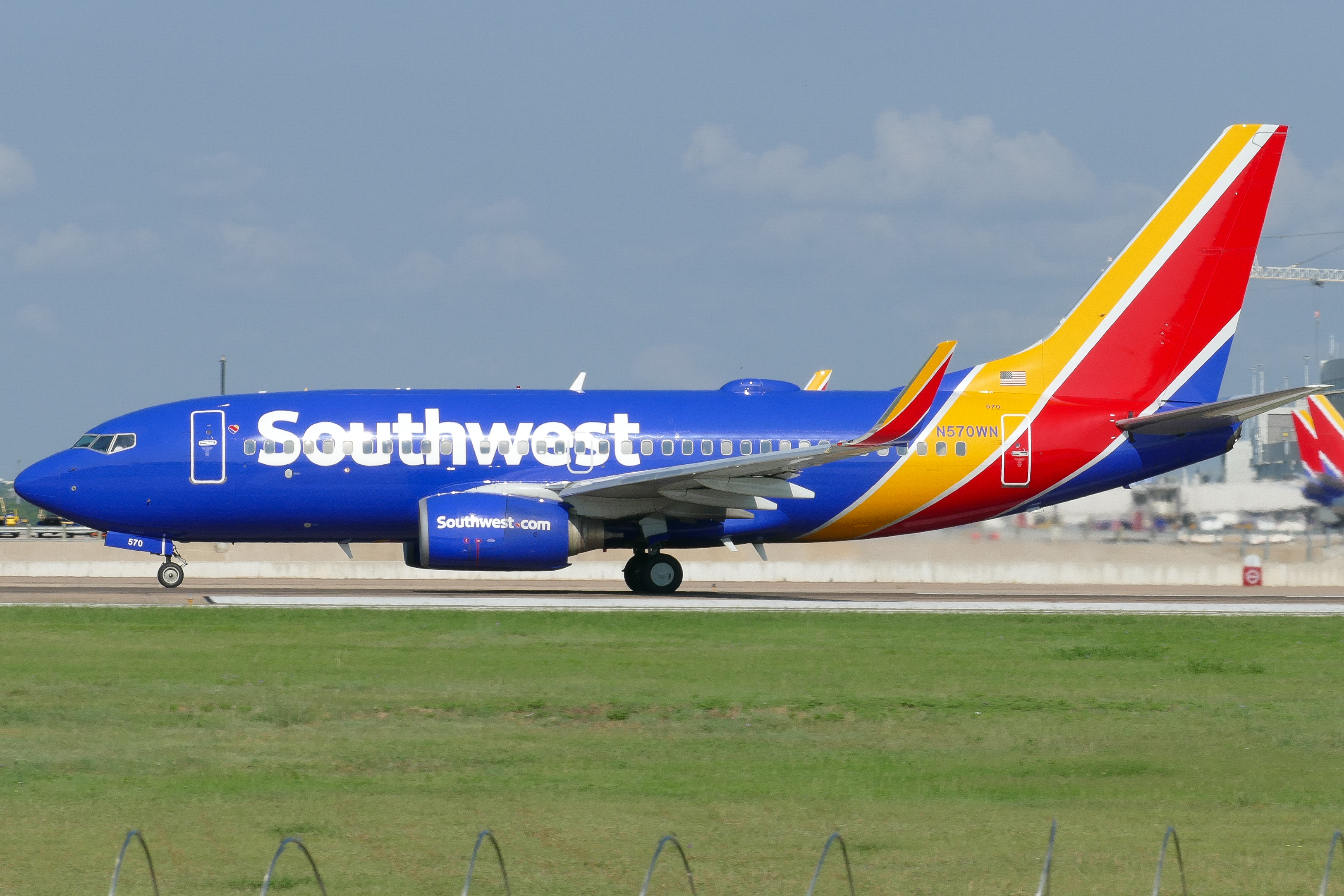 Full size: Southwest Airlines Boeing 737-700 N570WN at Austin-Bergstrom International Airport
