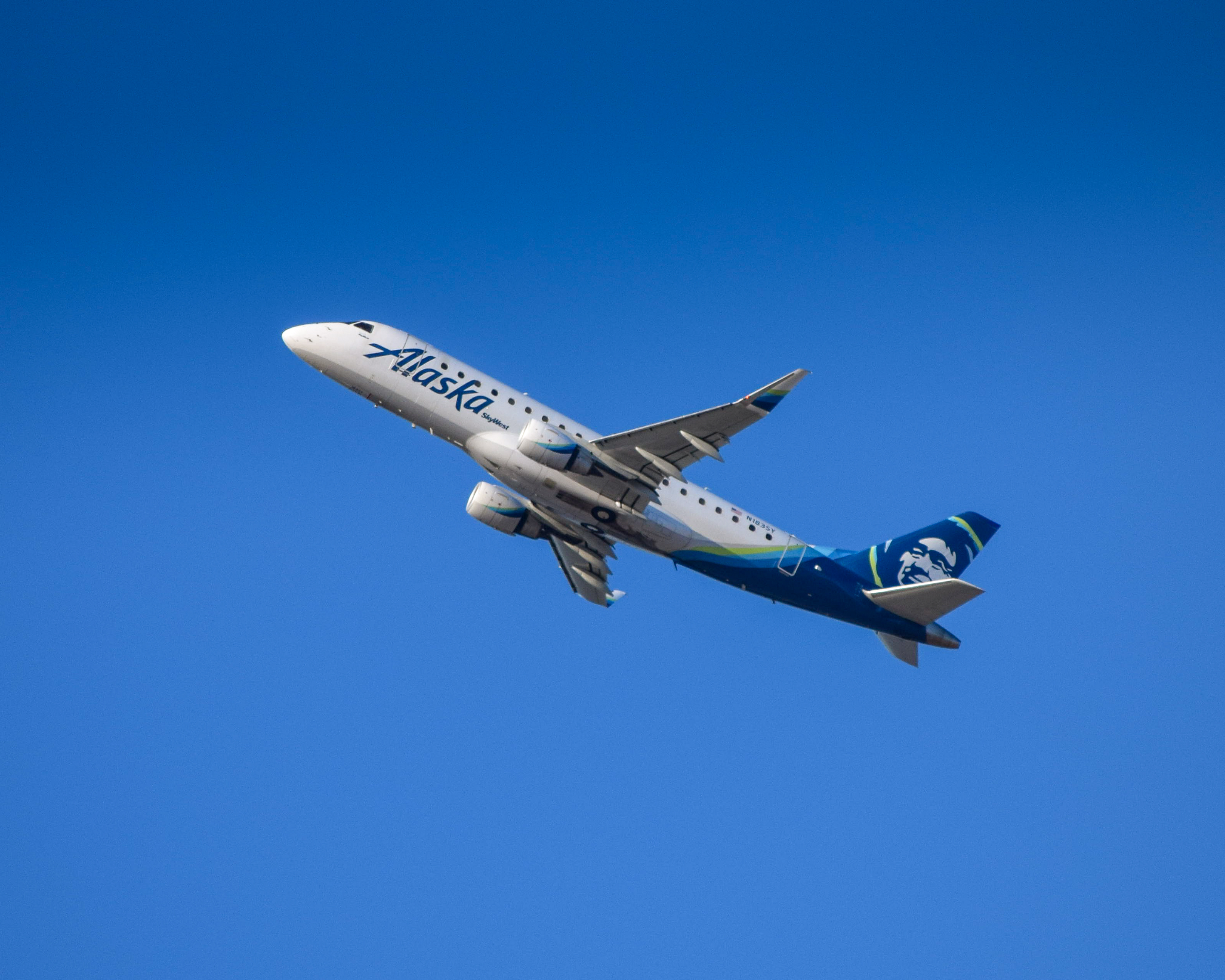 Full size: Alaska Airlines Embraer E175 N183SY at San Francisco International Airport
