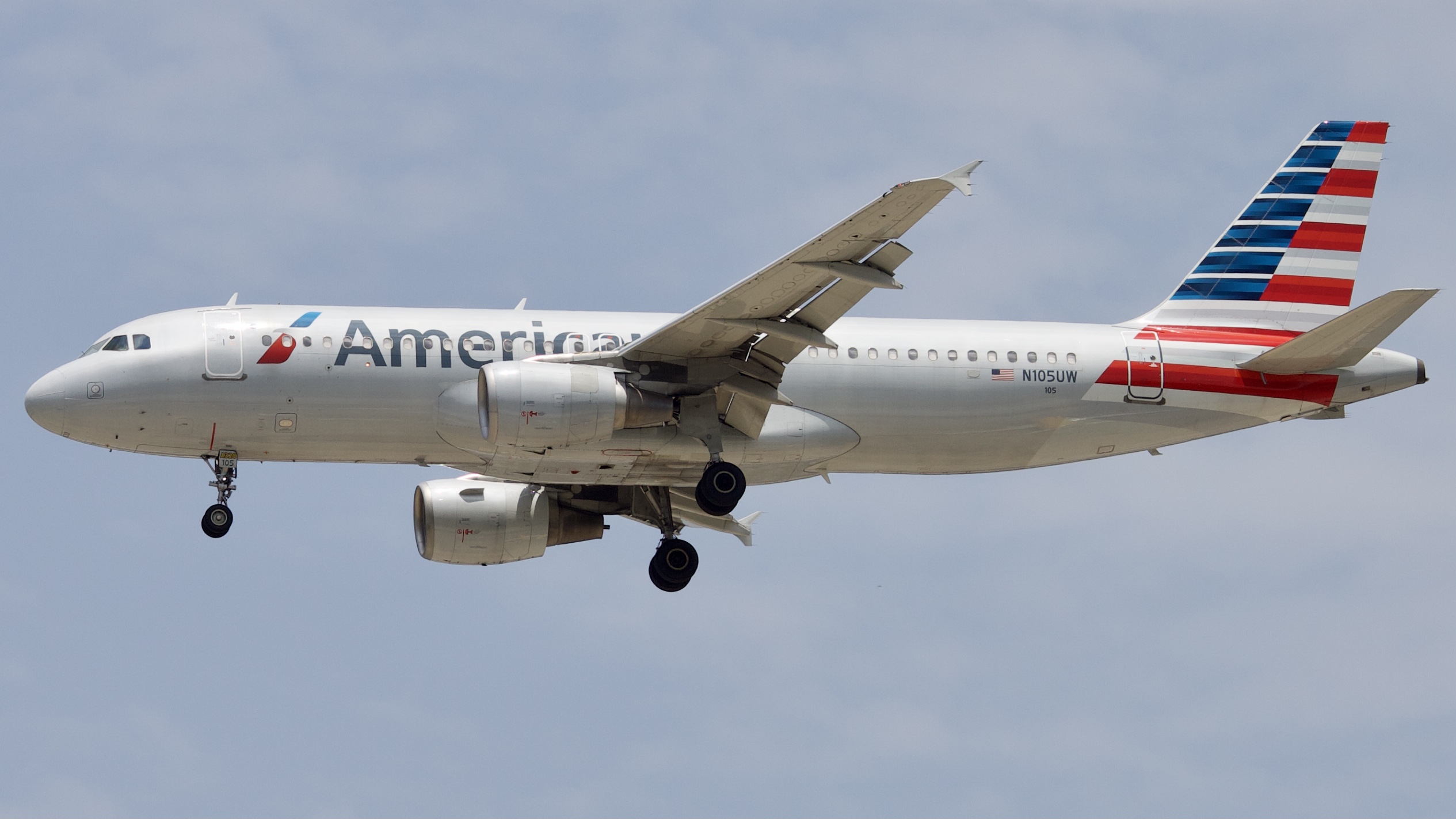 Full size: American Airlines Airbus A320 N105UW at Houston-George Bush Intercontinental Airport