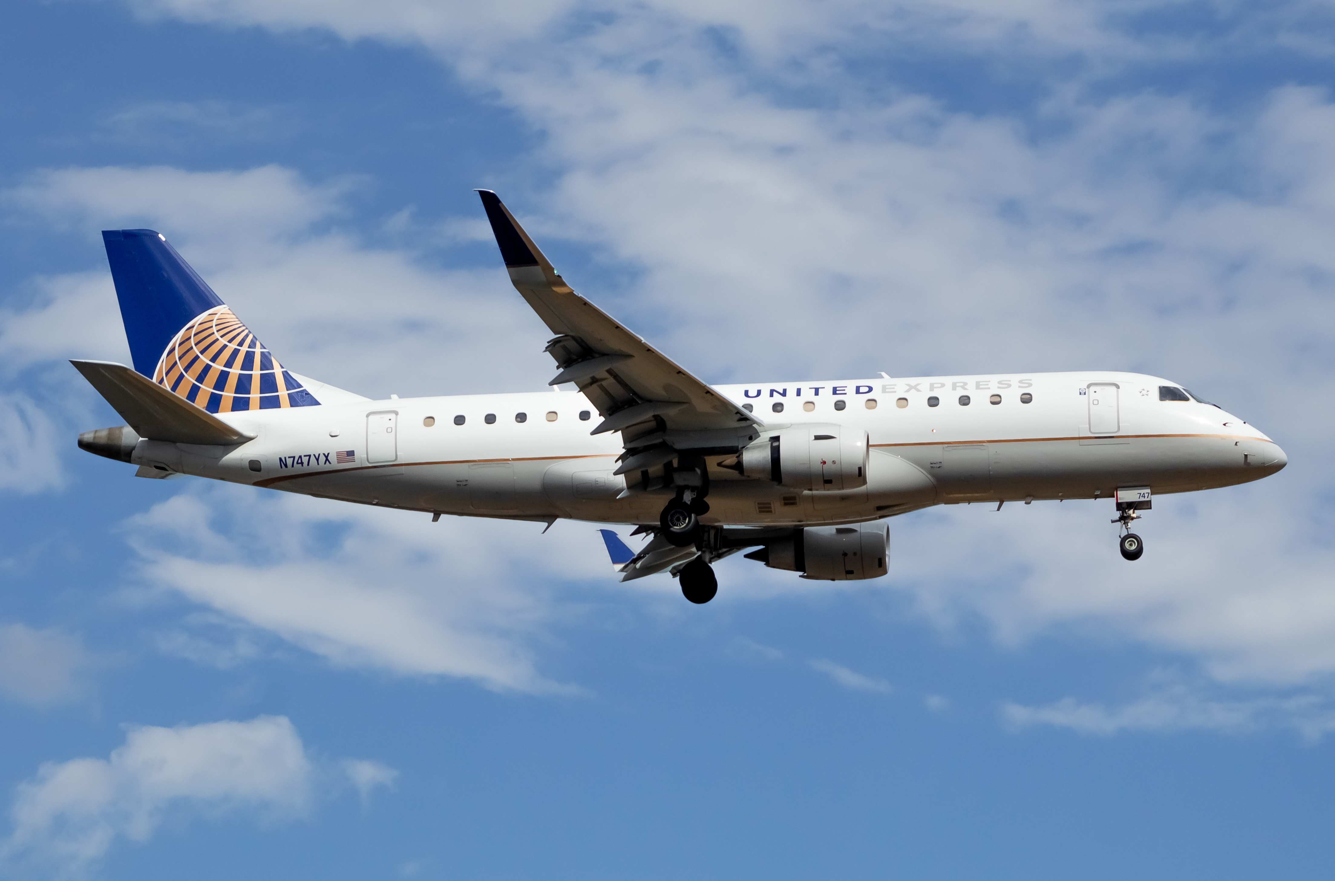 Full size: United Airlines Embraer E175 N747YX at Newark Liberty International Airport
