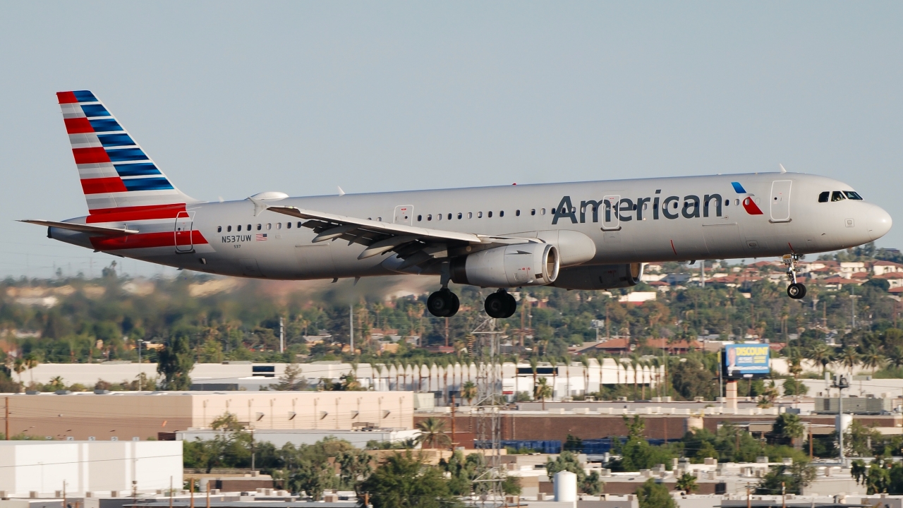 Full size: American Airlines Airbus A321-200 N537UW at Phoenix Sky Harbor International Airport