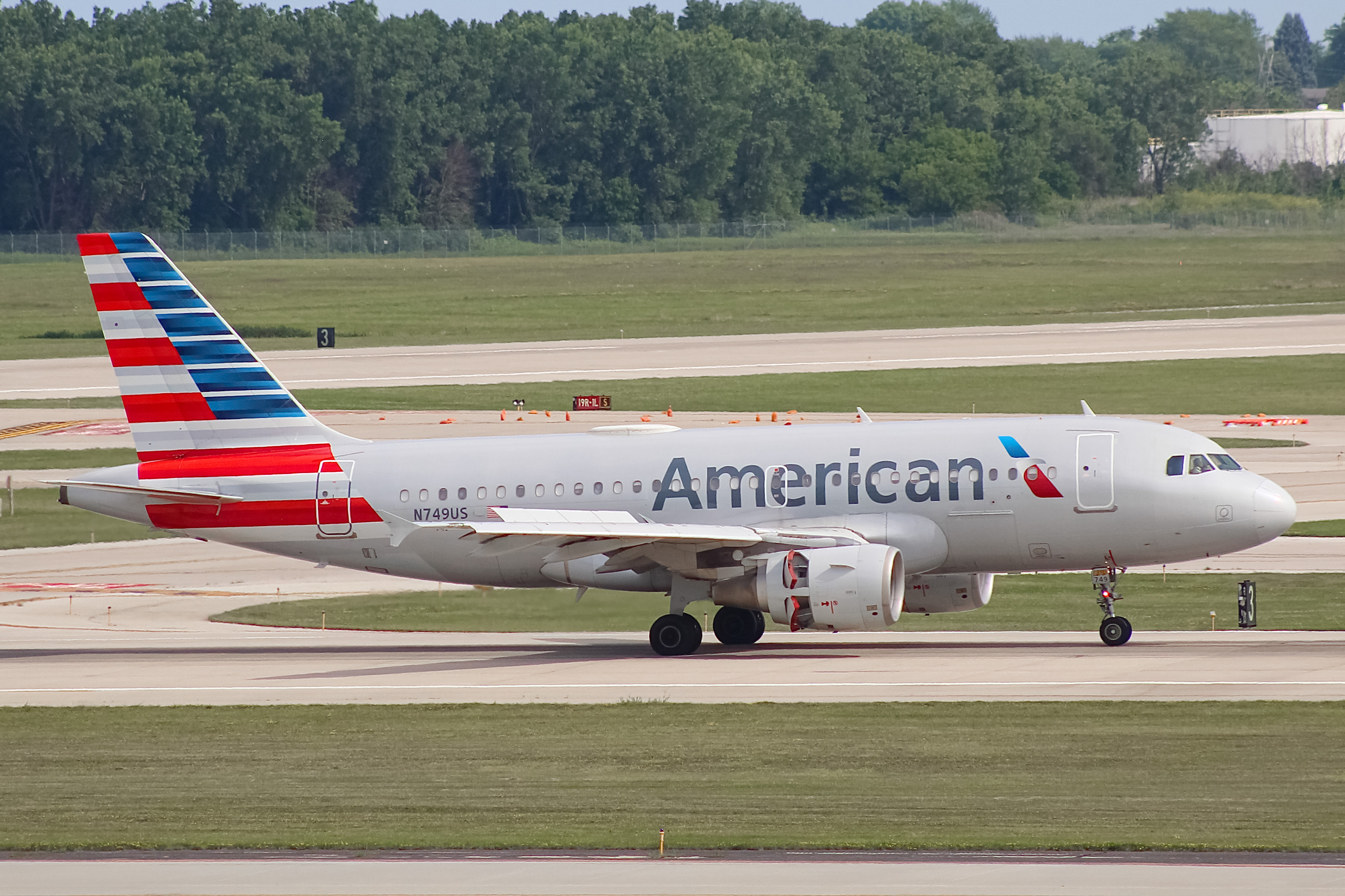 Full size: American Airlines Airbus A319 N749US at General Mitchell International Airport