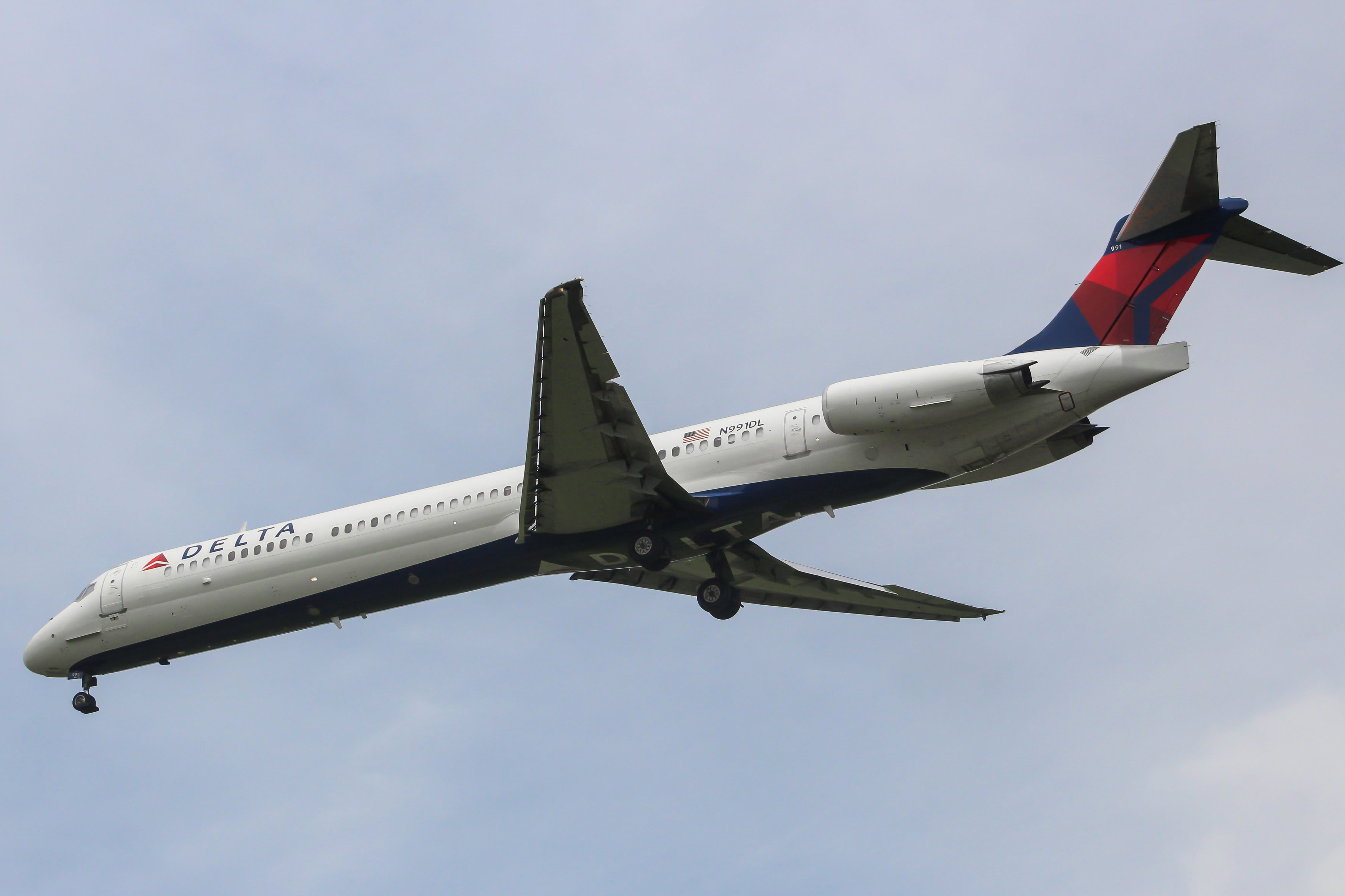 Full size: Delta Airlines McDonnell Douglas MD-88 N991DL at Washington Dulles International Airport