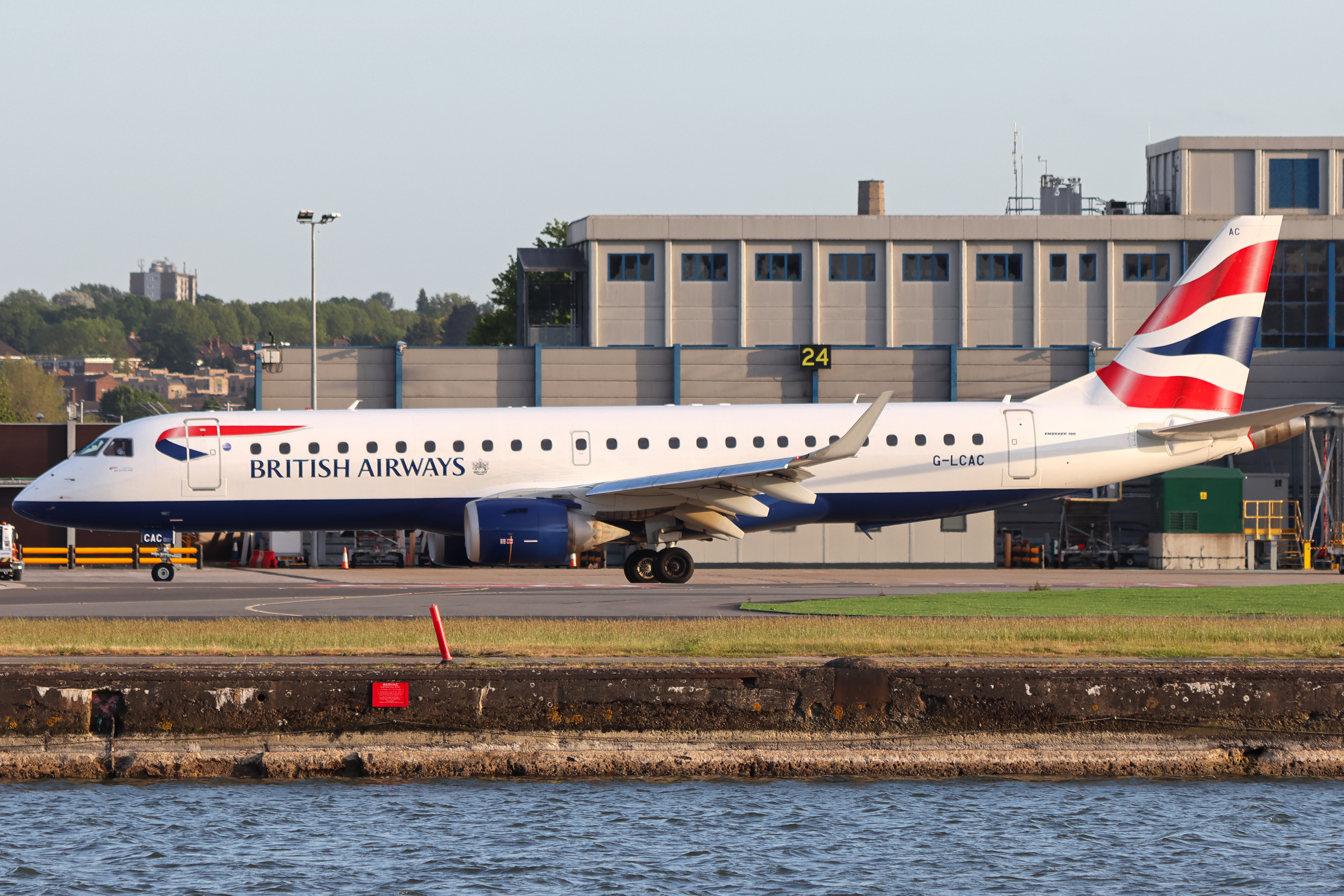 Full size: BA CityFlyer Embraer E190 G-LCAC at London City Airport