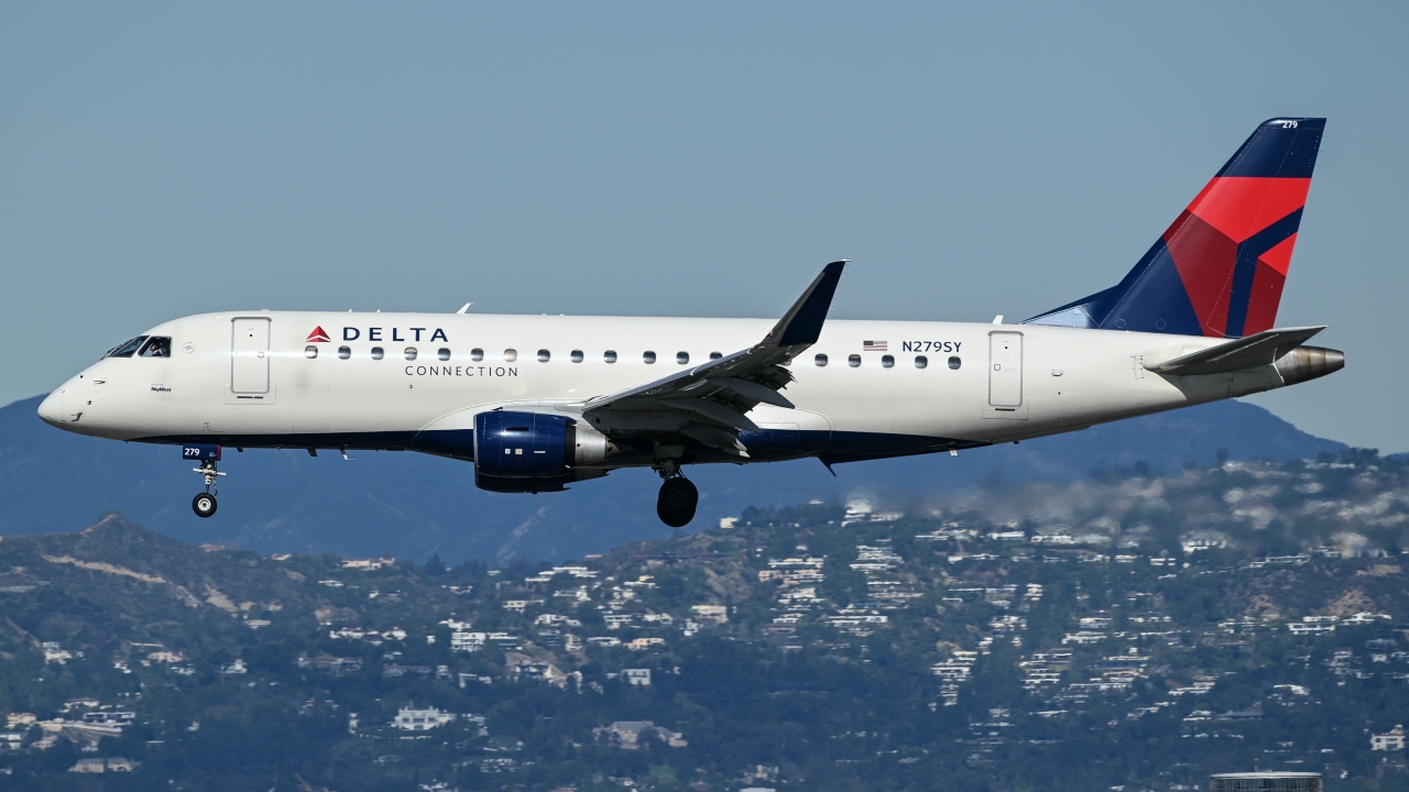 Full size: Delta Connection Embraer E175 N279SY at Los Angeles International Airport