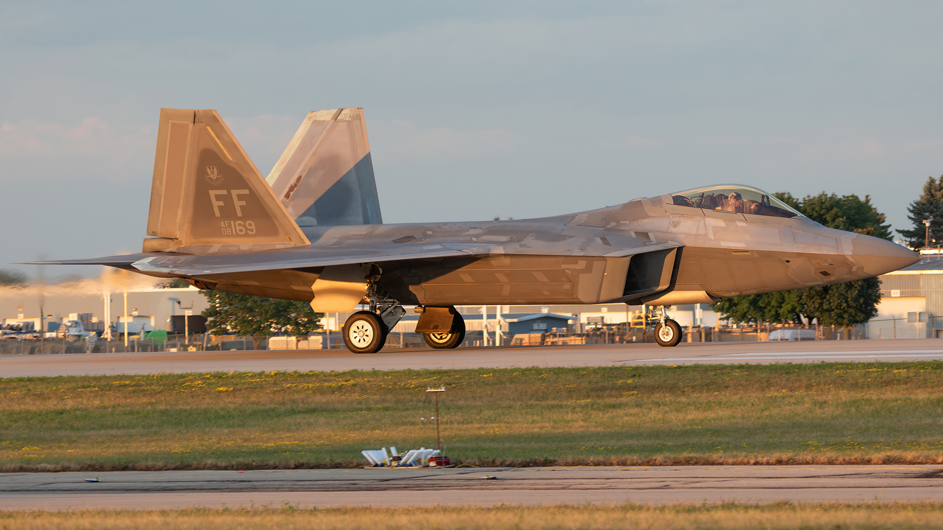 Full size: USAF - United States Air Force Lockheed Martin F-22A Raptor 08-4169 at Wittman Regional Airport