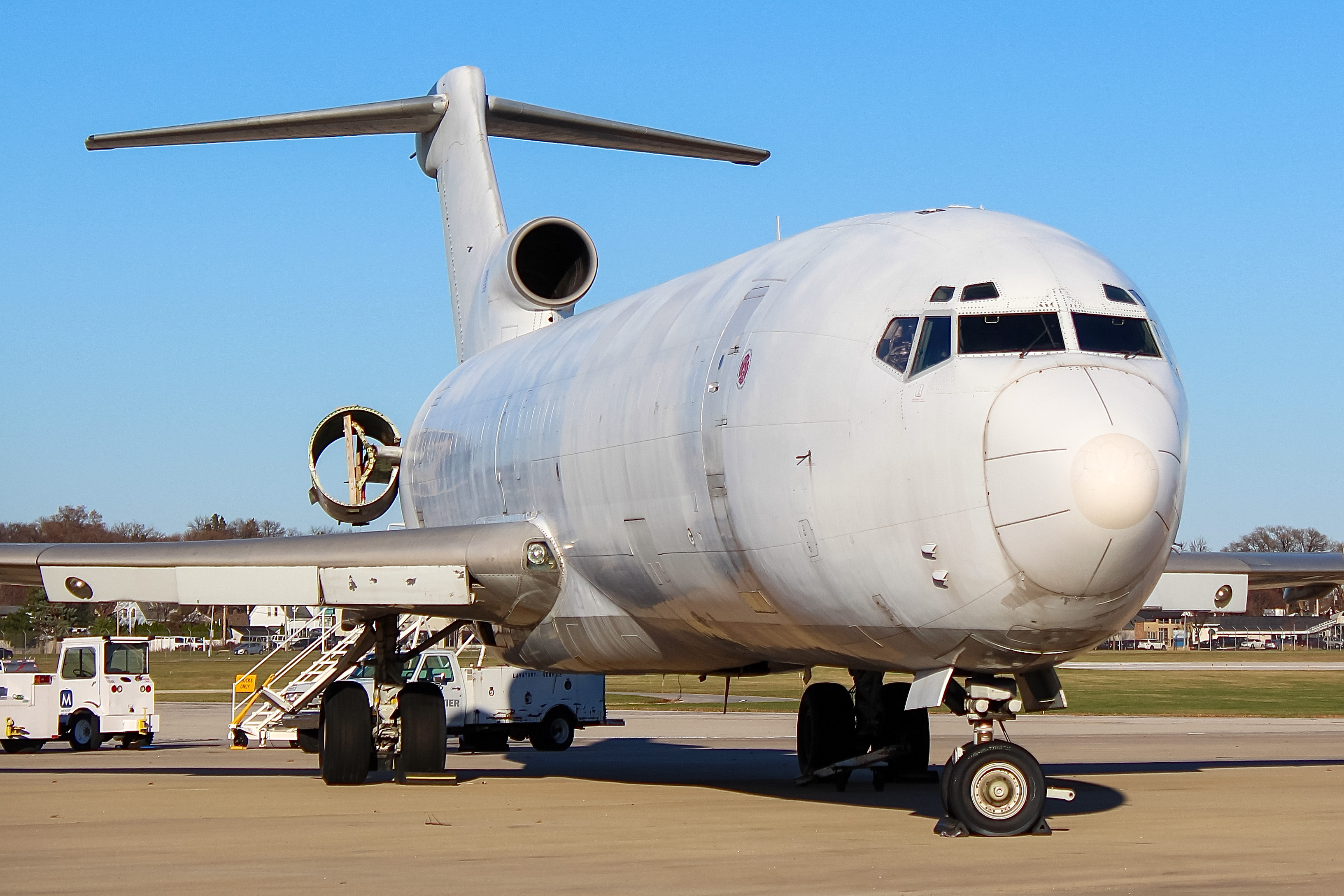 Full size: FedEx Boeing 727-200 N498FE at General Mitchell International Airport