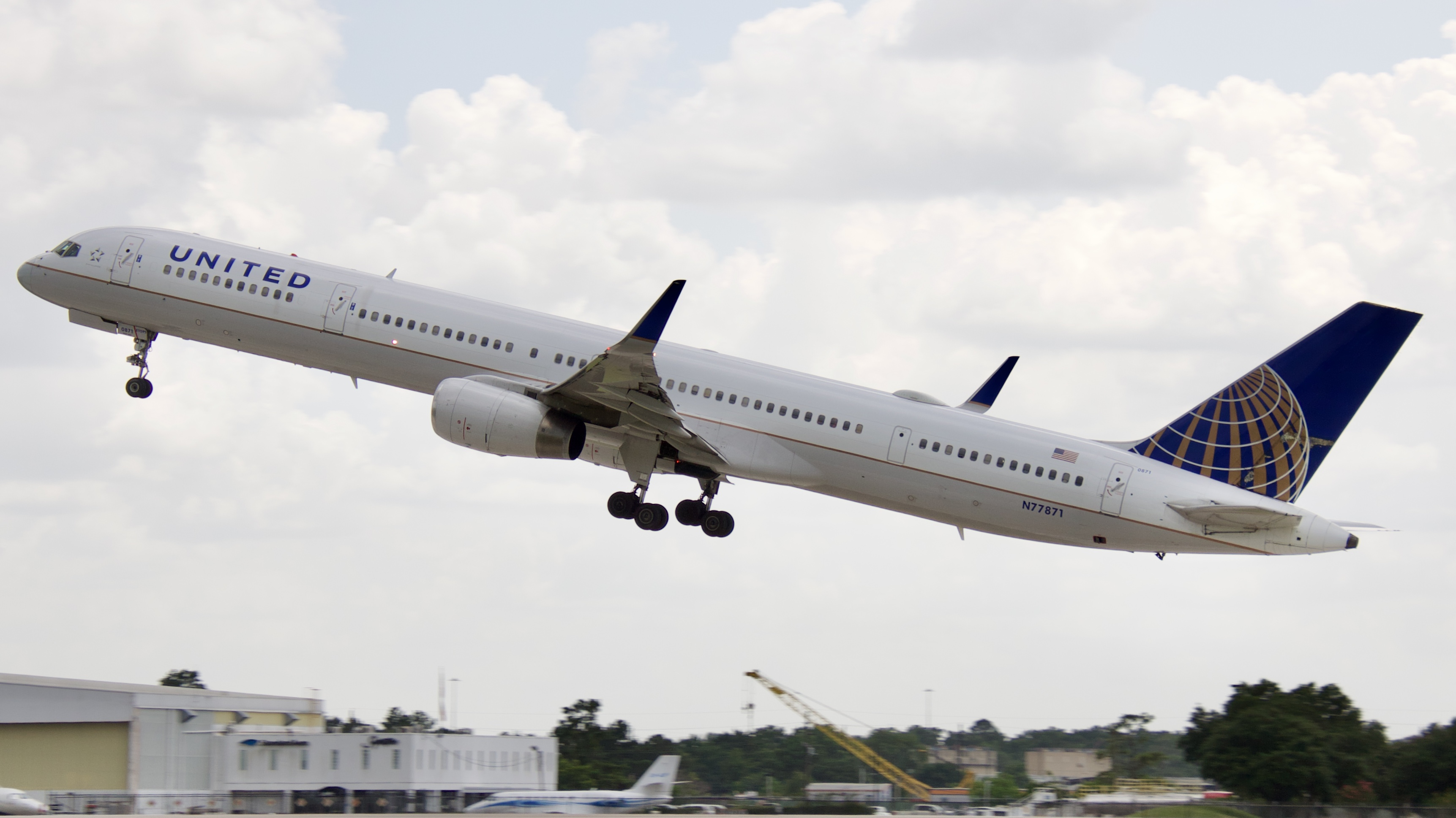 Full size: United Airlines Boeing 757-300 N77871 at Houston-George Bush Intercontinental Airport