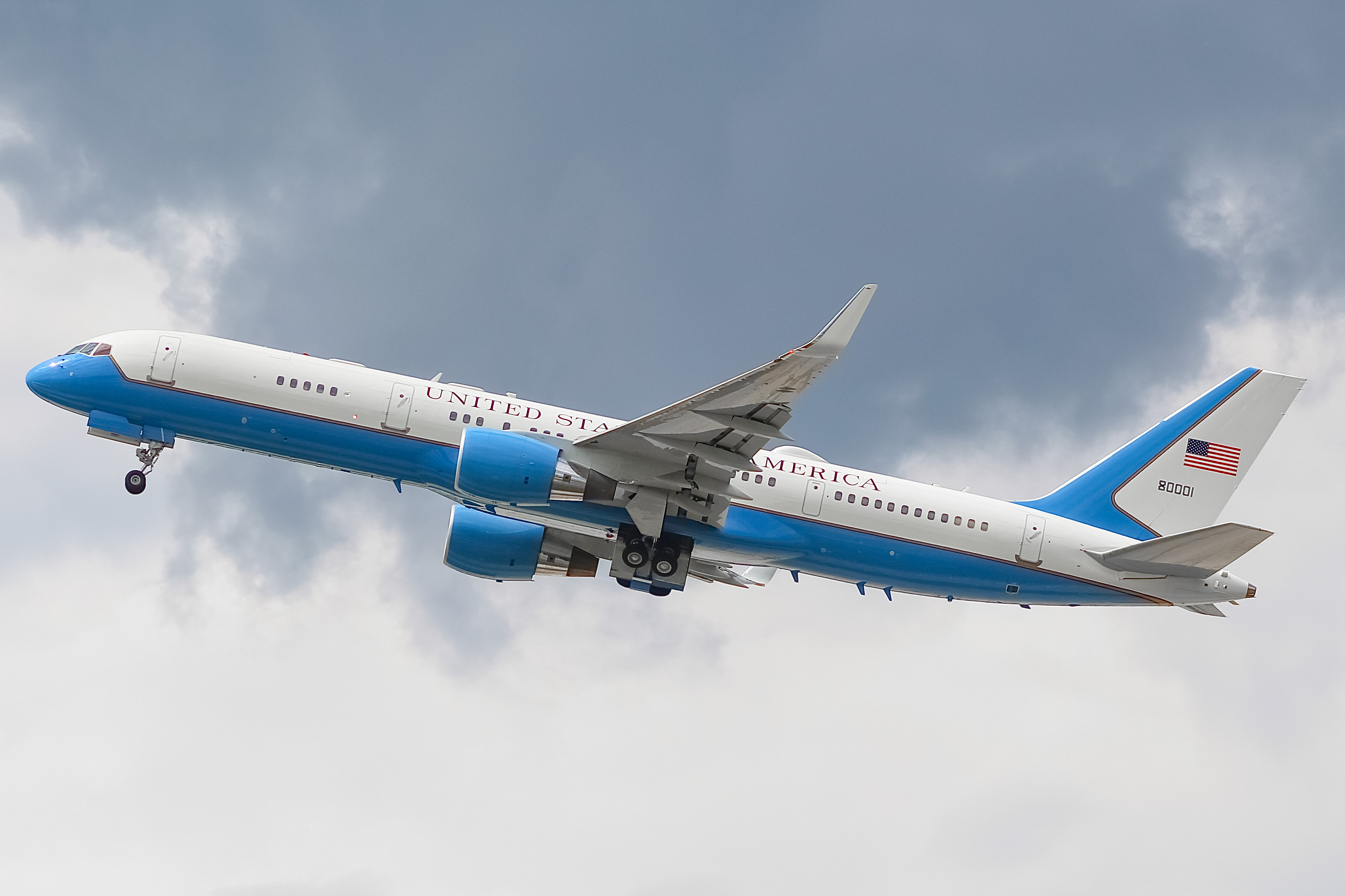 Full size: USAF - United States Air Force Boeing VC-32 98-0001 at General Mitchell International Airport