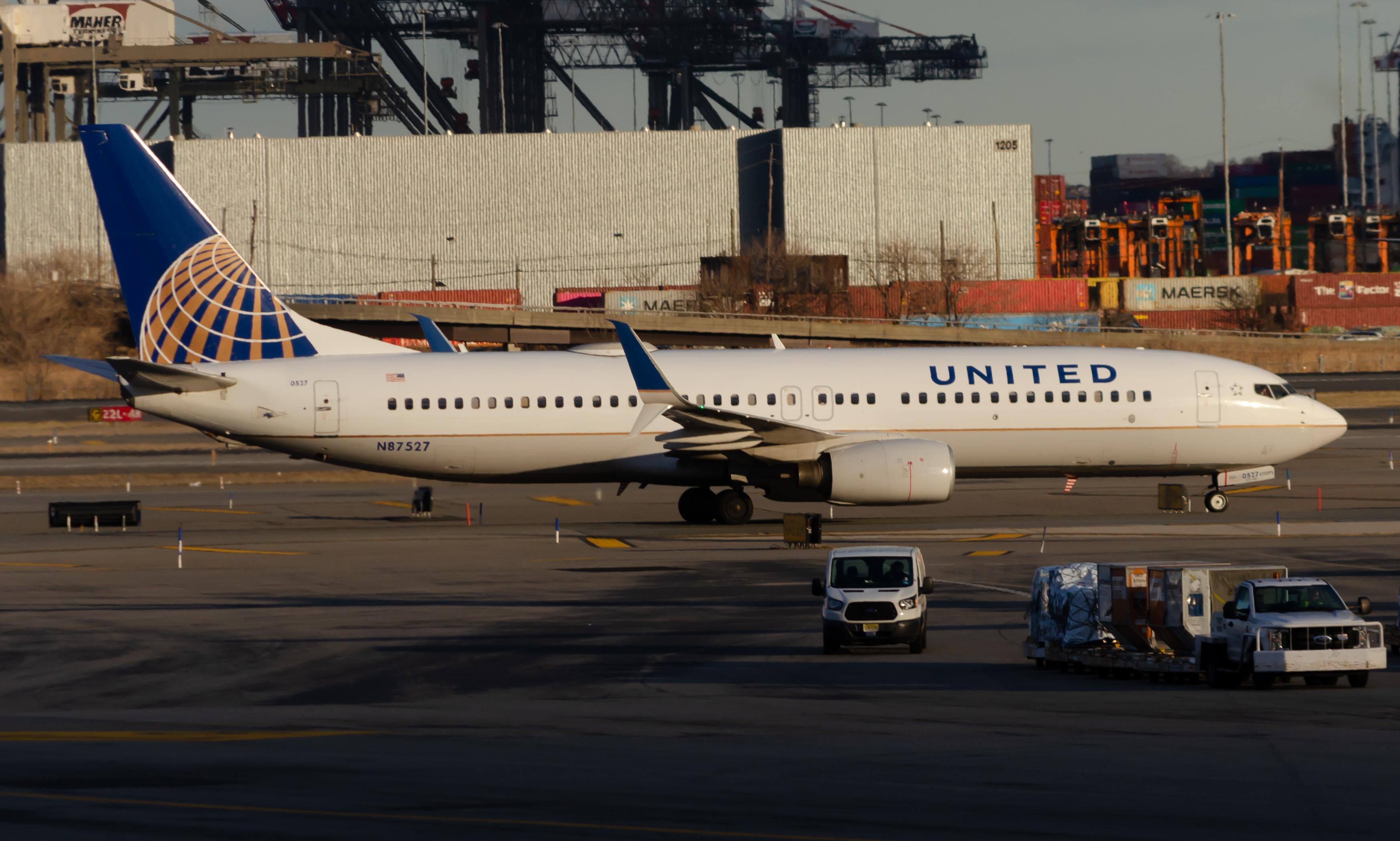 Full size: United Airlines Boeing 737-800 N87527 at Newark Liberty International Airport