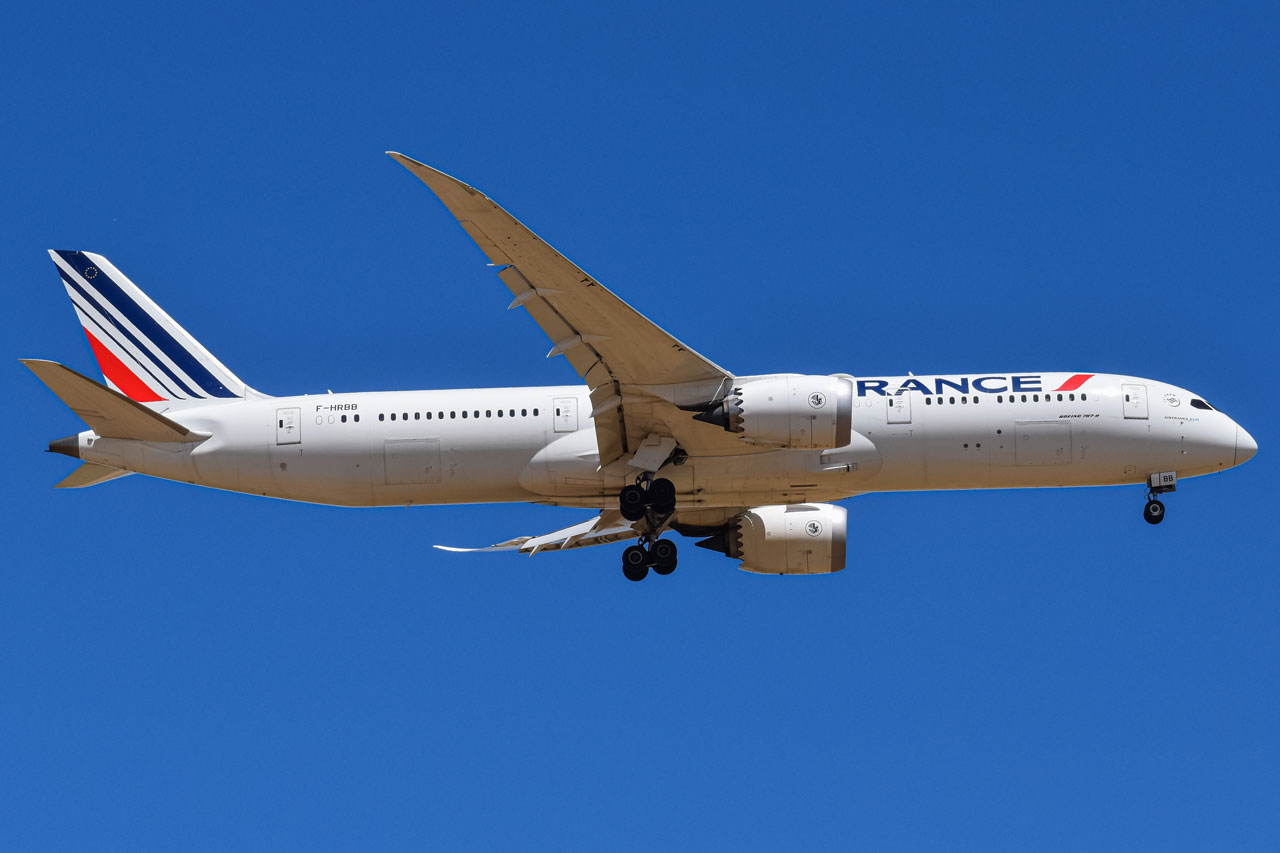 Full size: Air France Boeing 787-9 F-HRBB at Denver International Airport