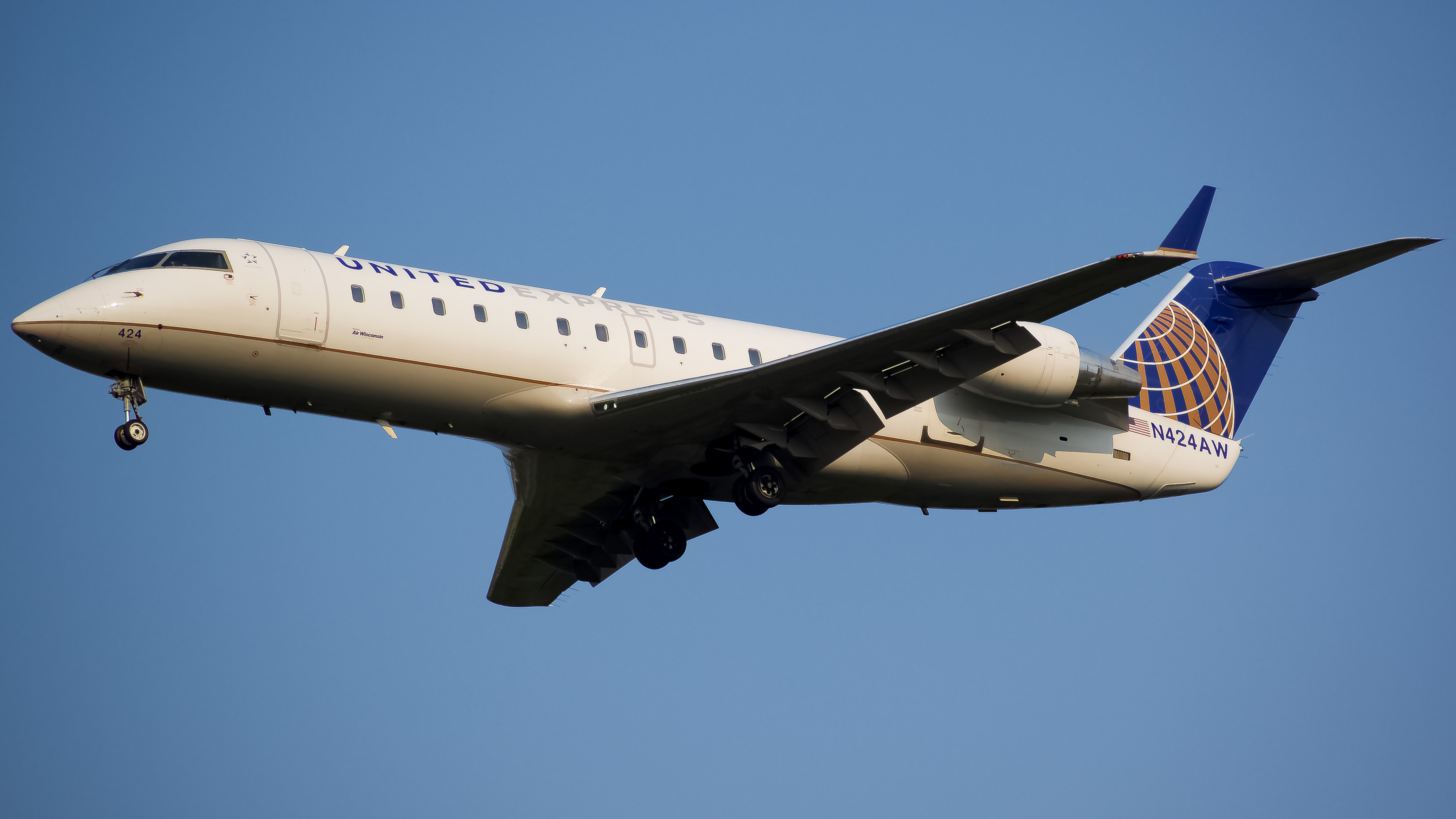 Full size: United Express Mitsubishi CRJ-200 N424AW at Washington Dulles International Airport