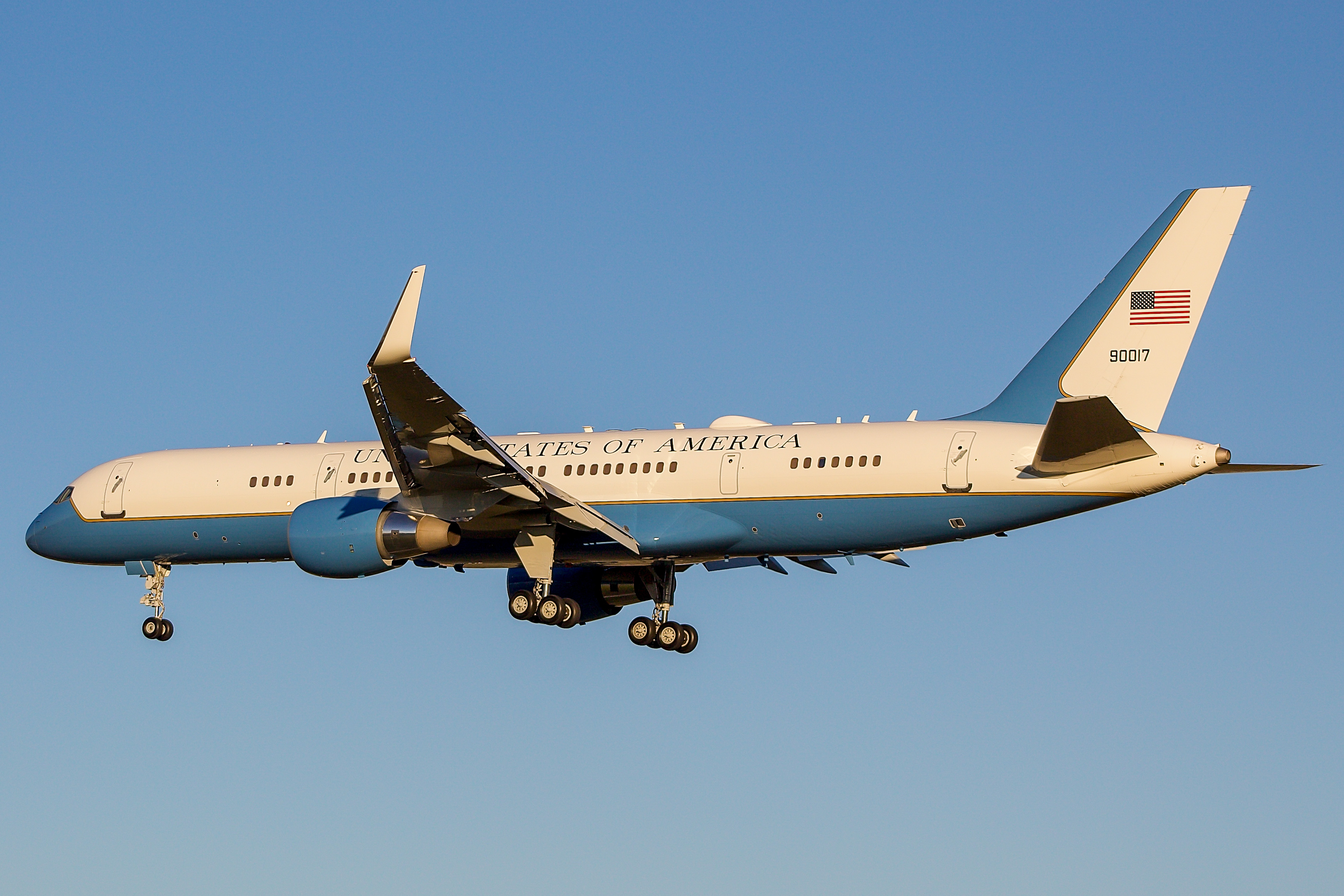 Full size: USAF - United States Air Force Boeing VC-32 09-0017 at General Mitchell International Airport