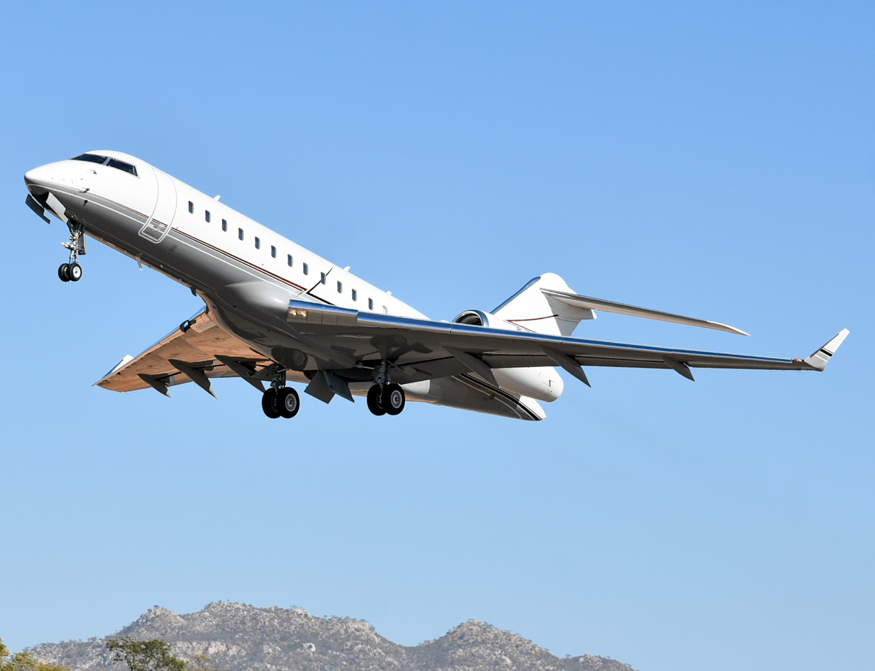 Full size: PRIVATE Bombardier Global Express N720CH at Aeropuerto de Cabo San Lucas Internacional