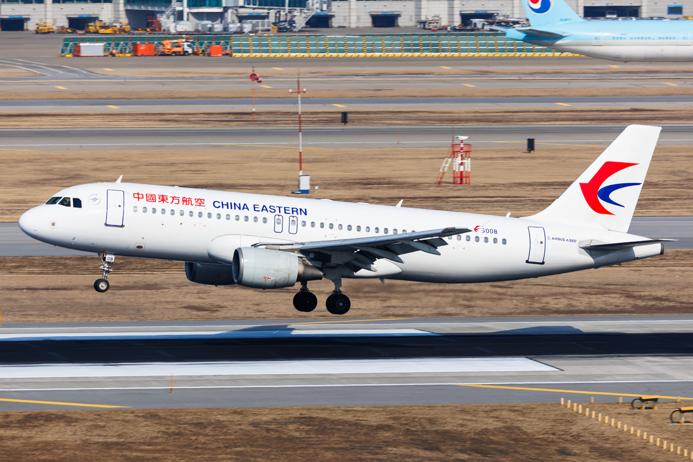 Full size: China Eastern Airlines Airbus A320-214 B-6008 at Seoul-Incheon International Airport