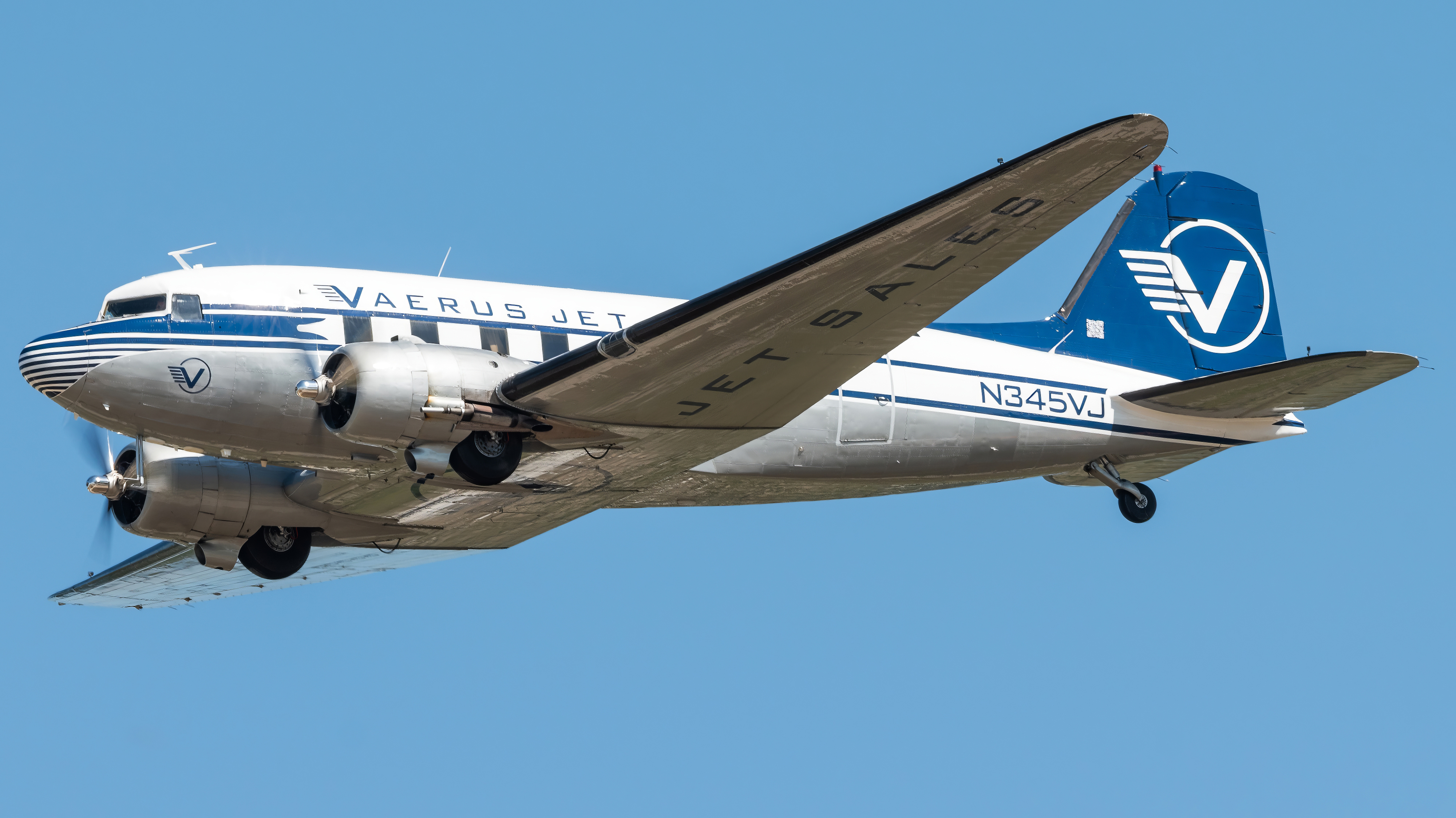 Full size: PRIVATE Douglas DC-3 N345VJ at Wittman Regional Airport
