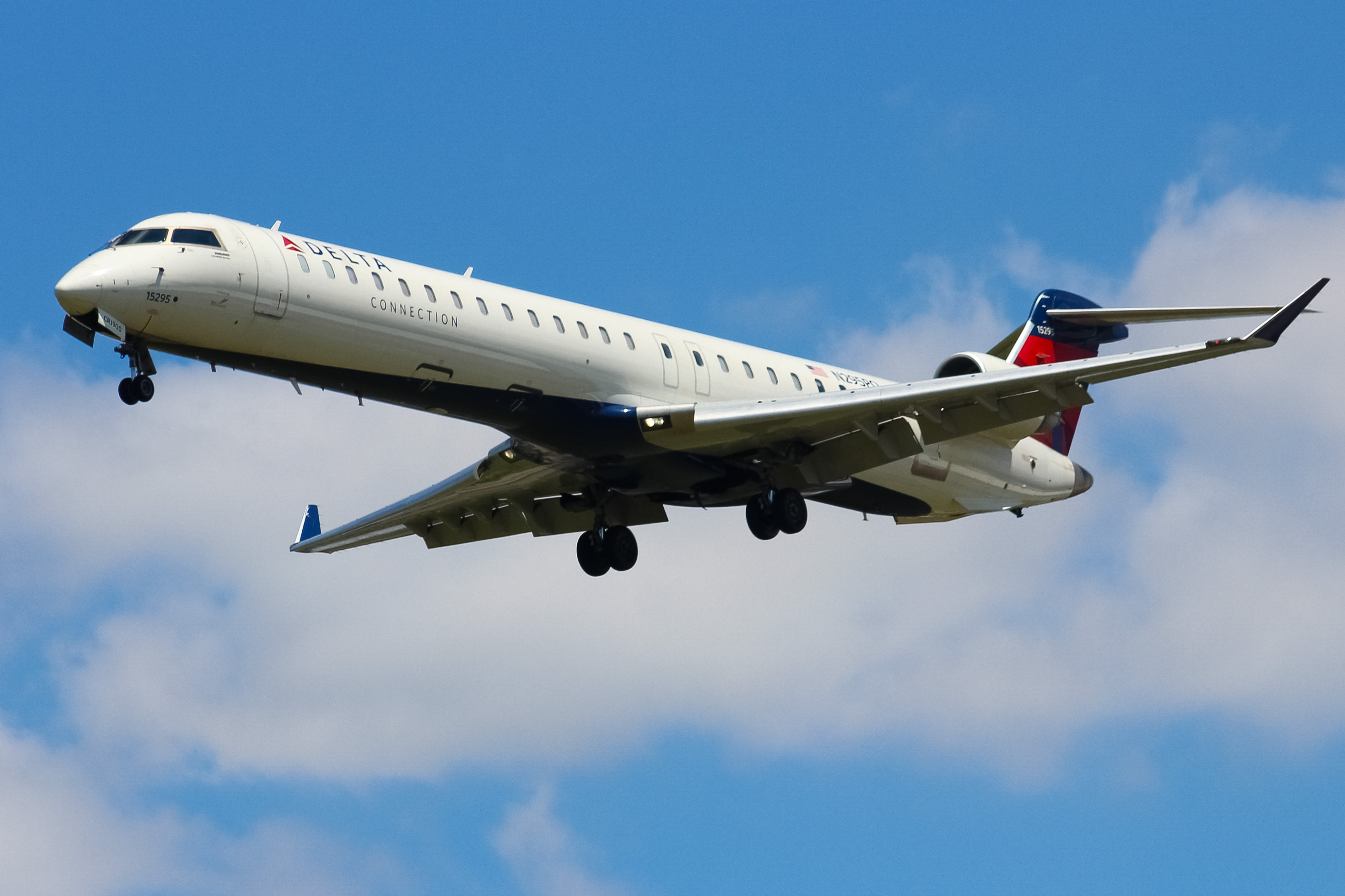 Full size: Delta Connection Mitsubishi CRJ-900 N295PQ at Cincinnati/Northern Kentucky International Airport