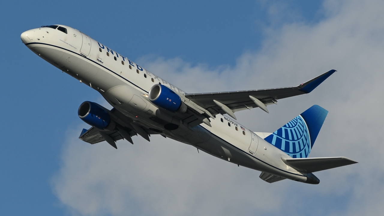 Full size: United Express Embraer E175 N609UX at Los Angeles International Airport