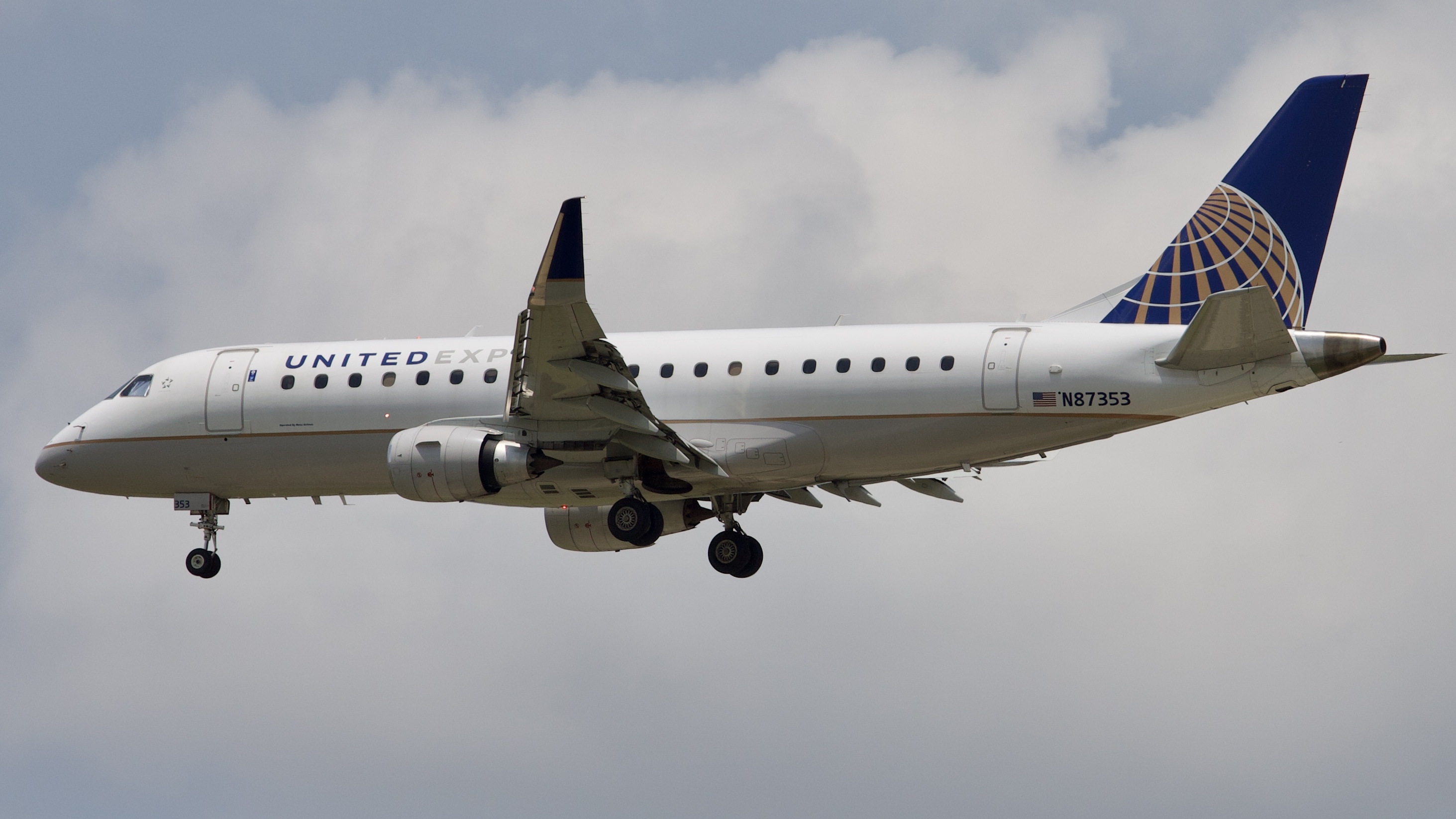 Full size: United Express Embraer E175 N87353 at Houston-George Bush Intercontinental Airport