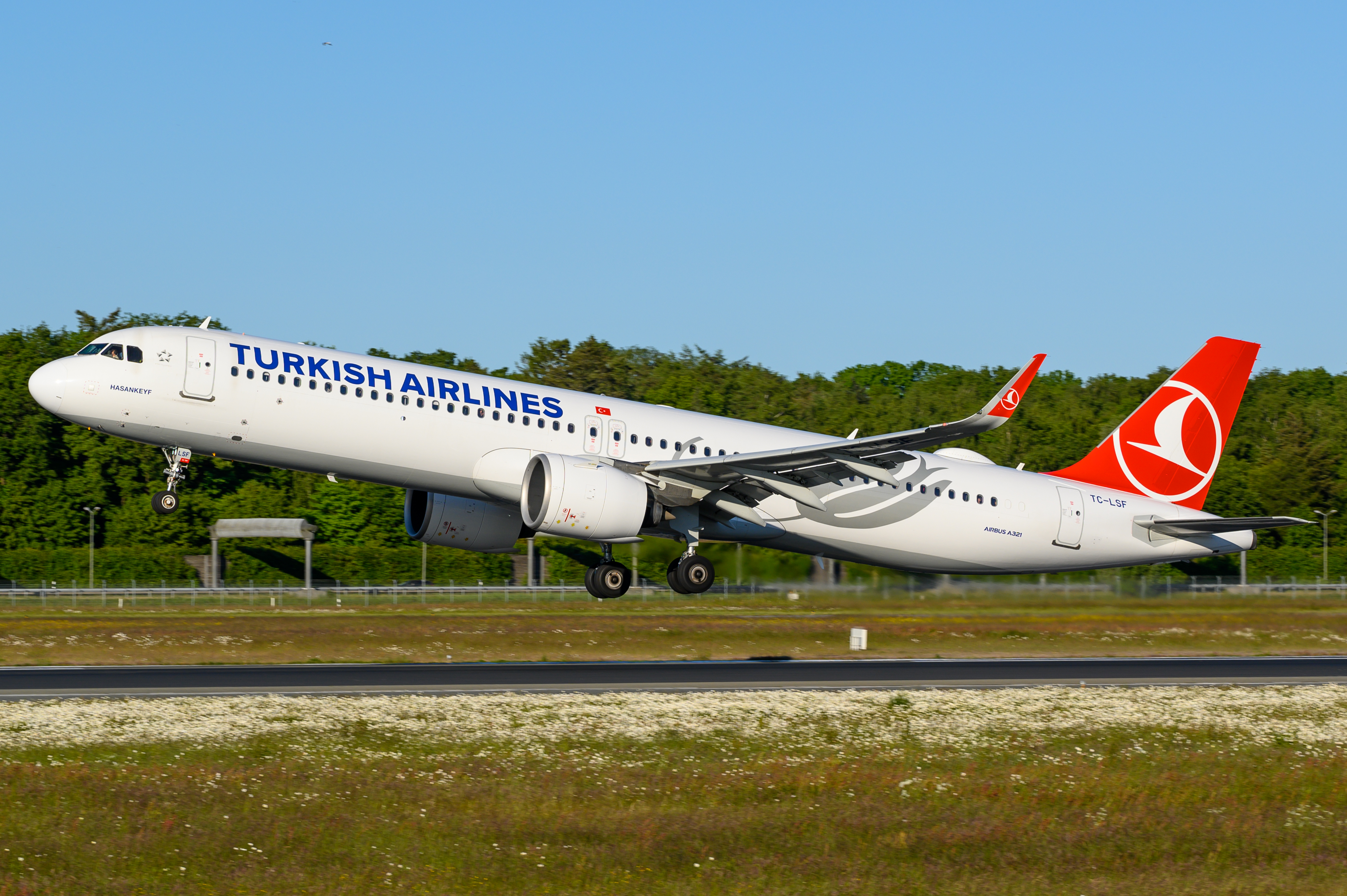 Full size: Turkish Airlines Airbus A321NEO TC-LSF at Hamburg Airport