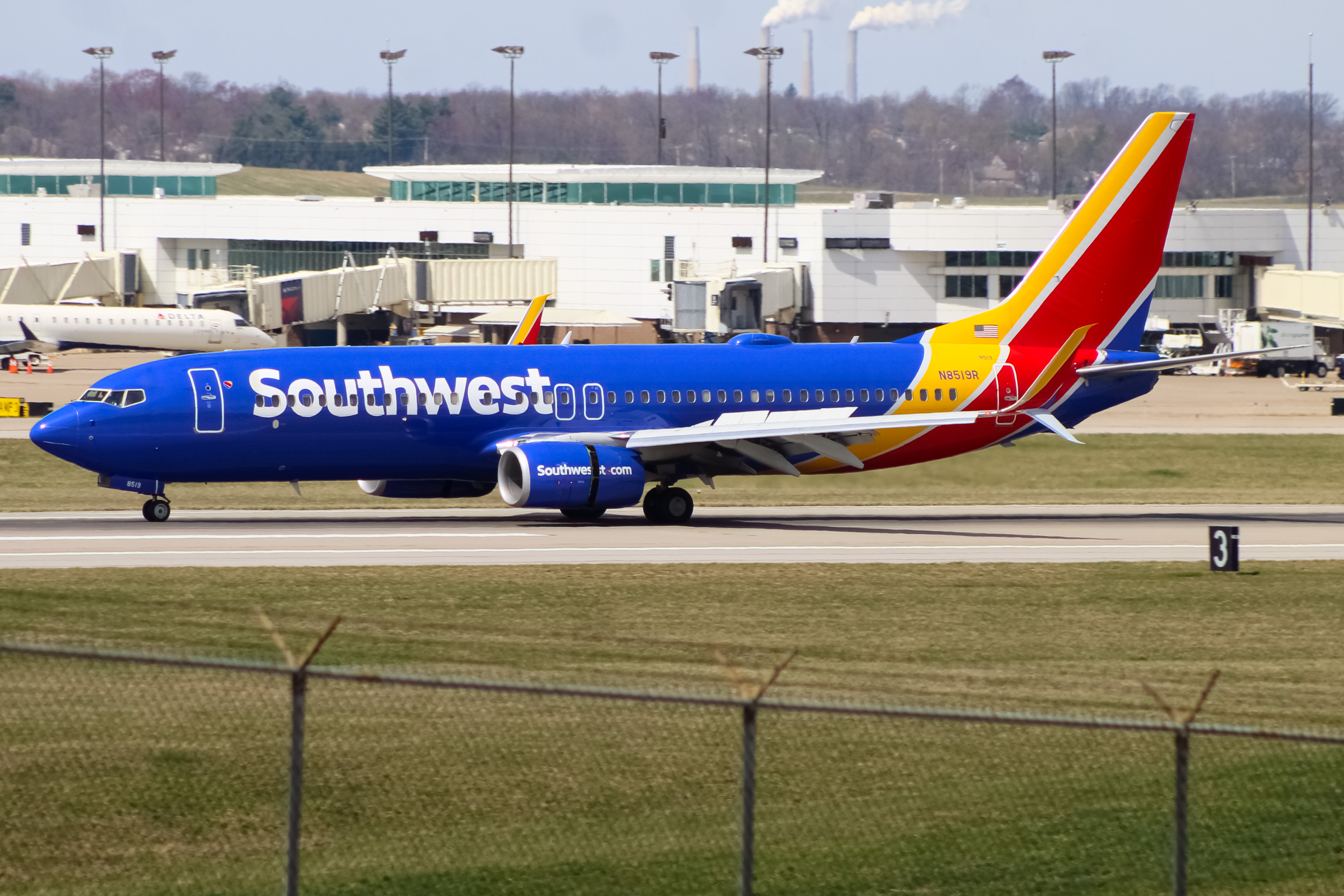 Full size: Southwest Airlines Boeing 737-800 N8519R at Cincinnati/Northern Kentucky International Airport