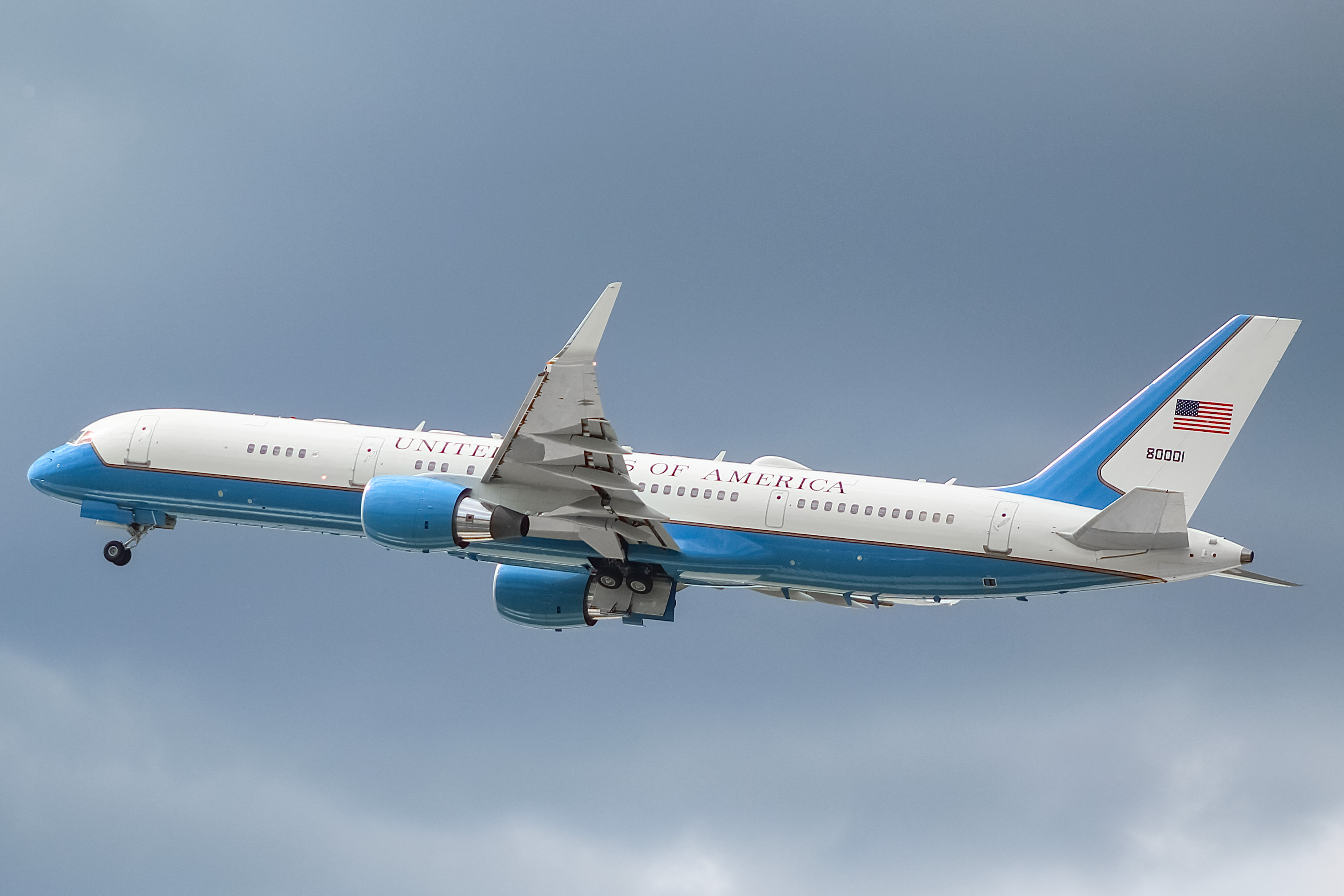 Full size: USAF - United States Air Force Boeing VC-32 98-0001 at General Mitchell International Airport