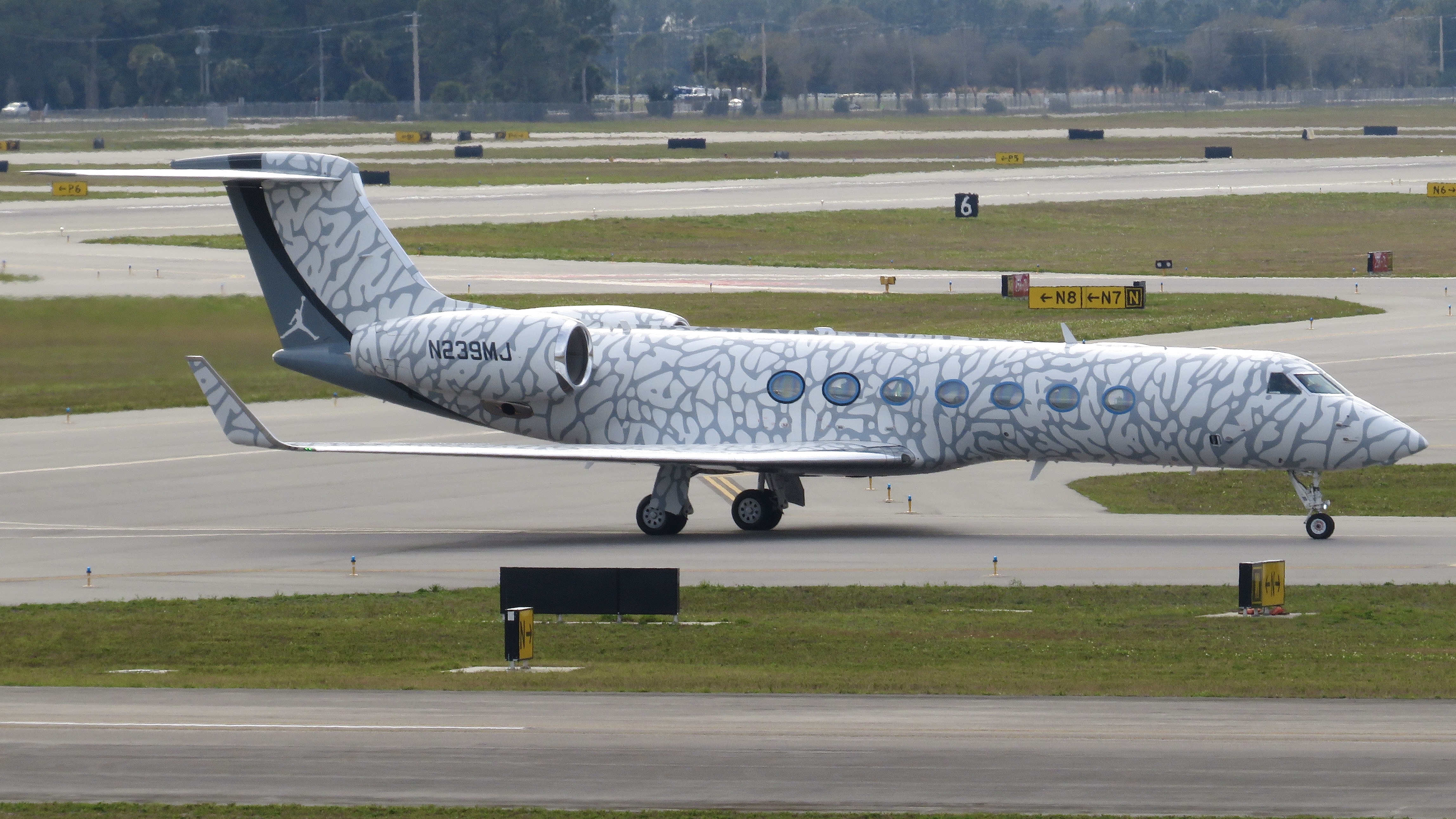 Full size: PRIVATE Gulfstream G550 N239MJ at Daytona Beach International Airport