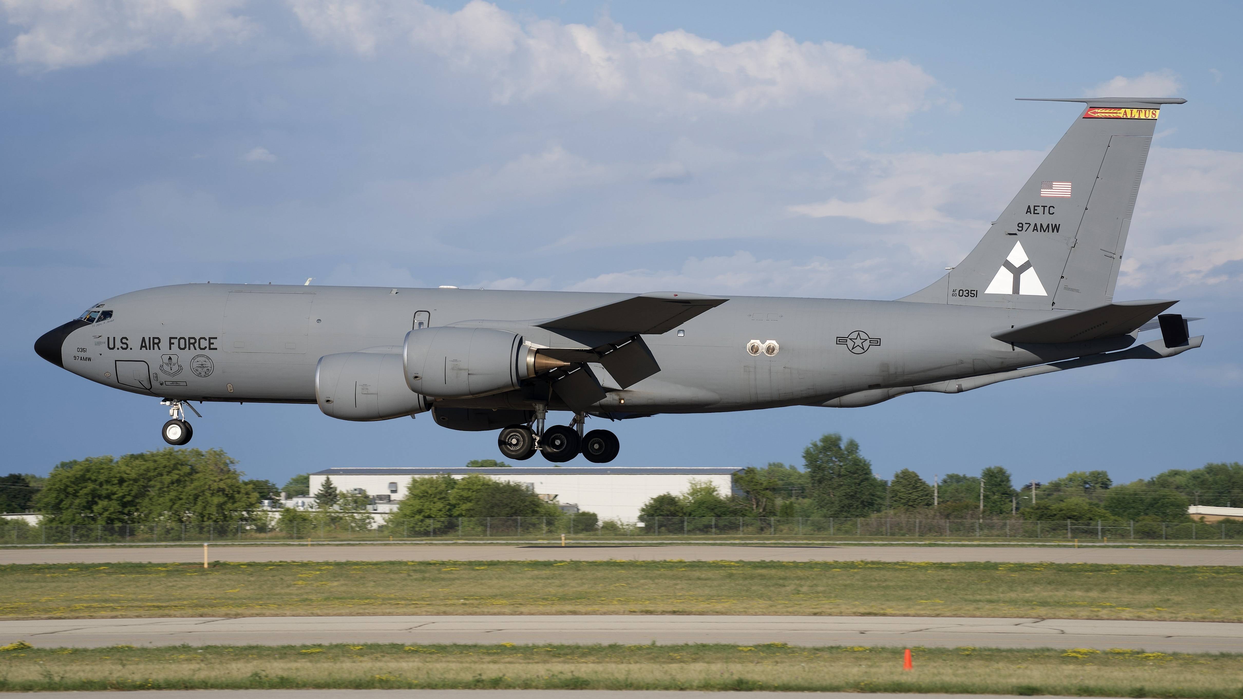 Full size: USAF - United States Air Force Boeing KC-135 Stratotanker 60-0351 at Wittman Regional Airport