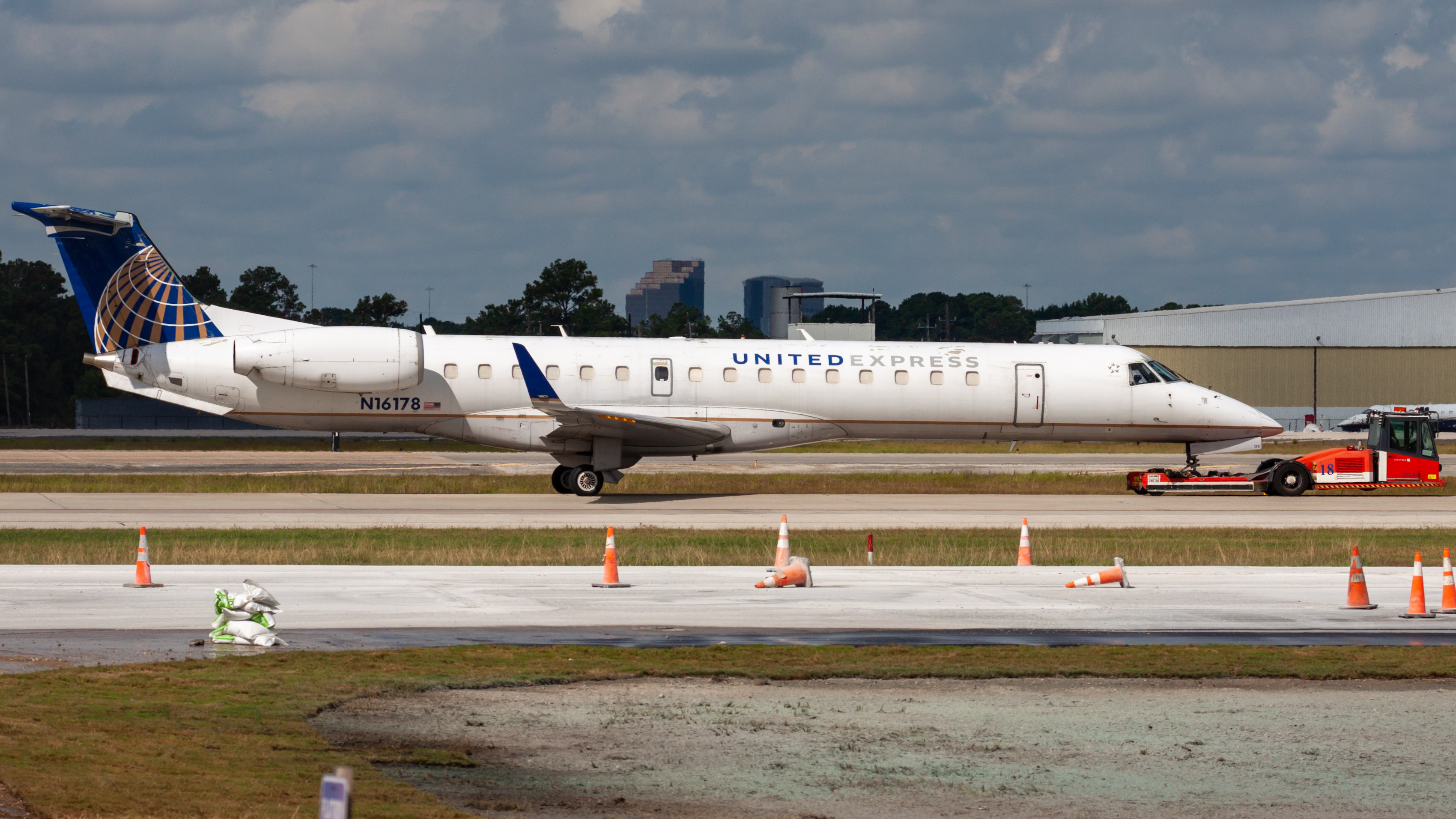 Full size: United Express Embraer ERJ145 N16178 at Houston-George Bush Intercontinental Airport