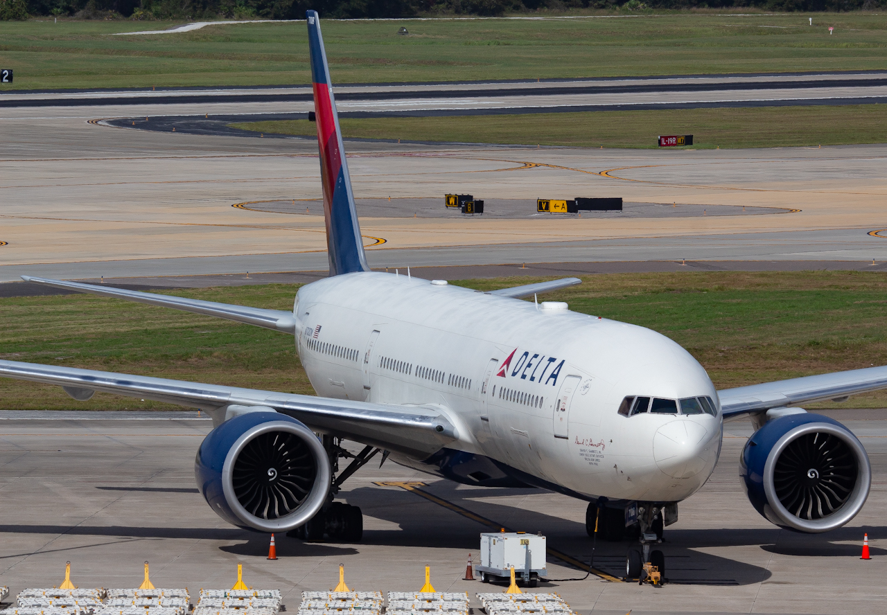 Full size: Delta Airlines Boeing 777-200LR N708DN  at Tampa International Airport