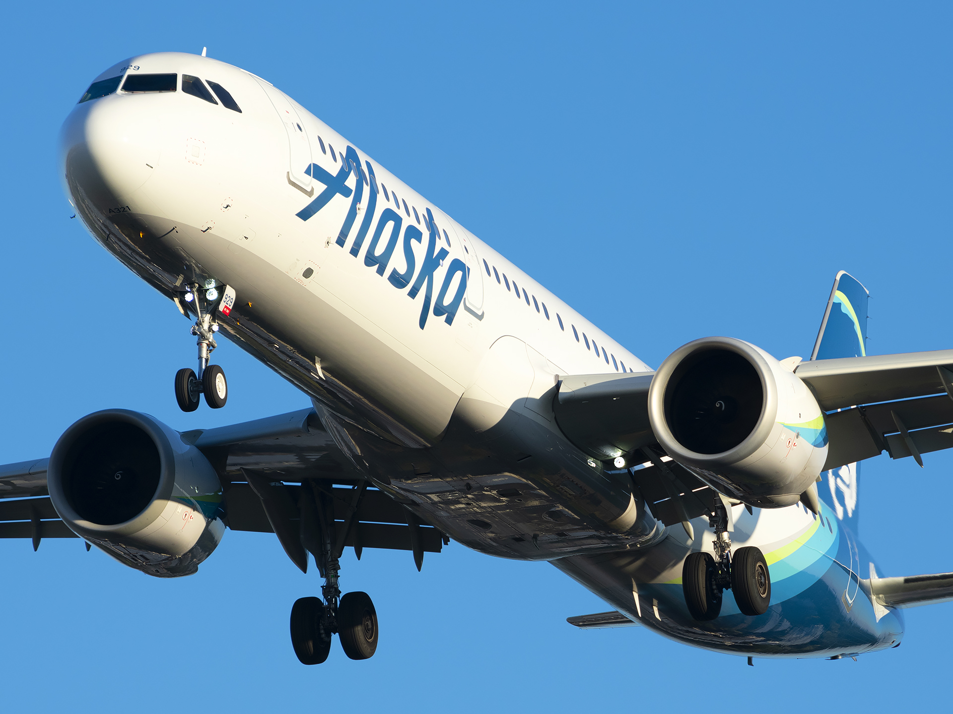 Full size: Alaska Airlines Airbus A321NEO N929VA at Salt Lake City International Airport