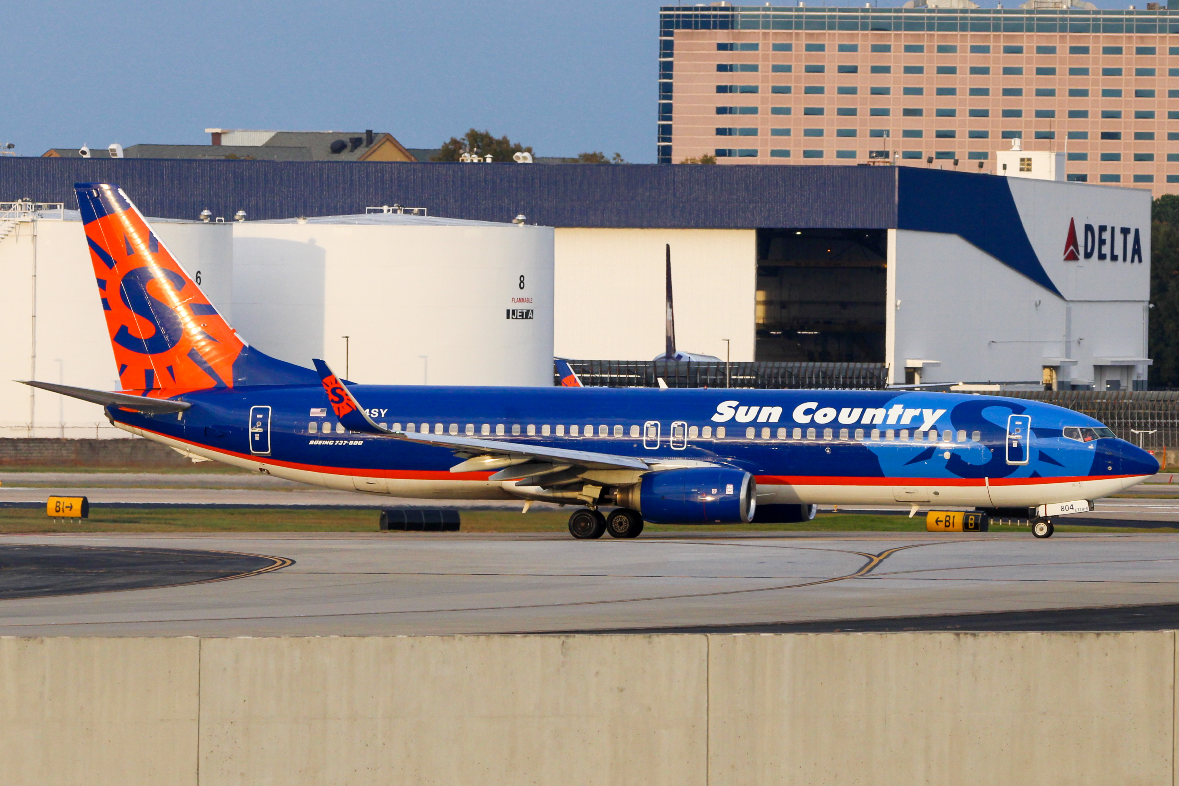 Full size: Sun Country Airlines Boeing 737-800 N804SY at Hartsfield-Jackson Atlanta International Airport