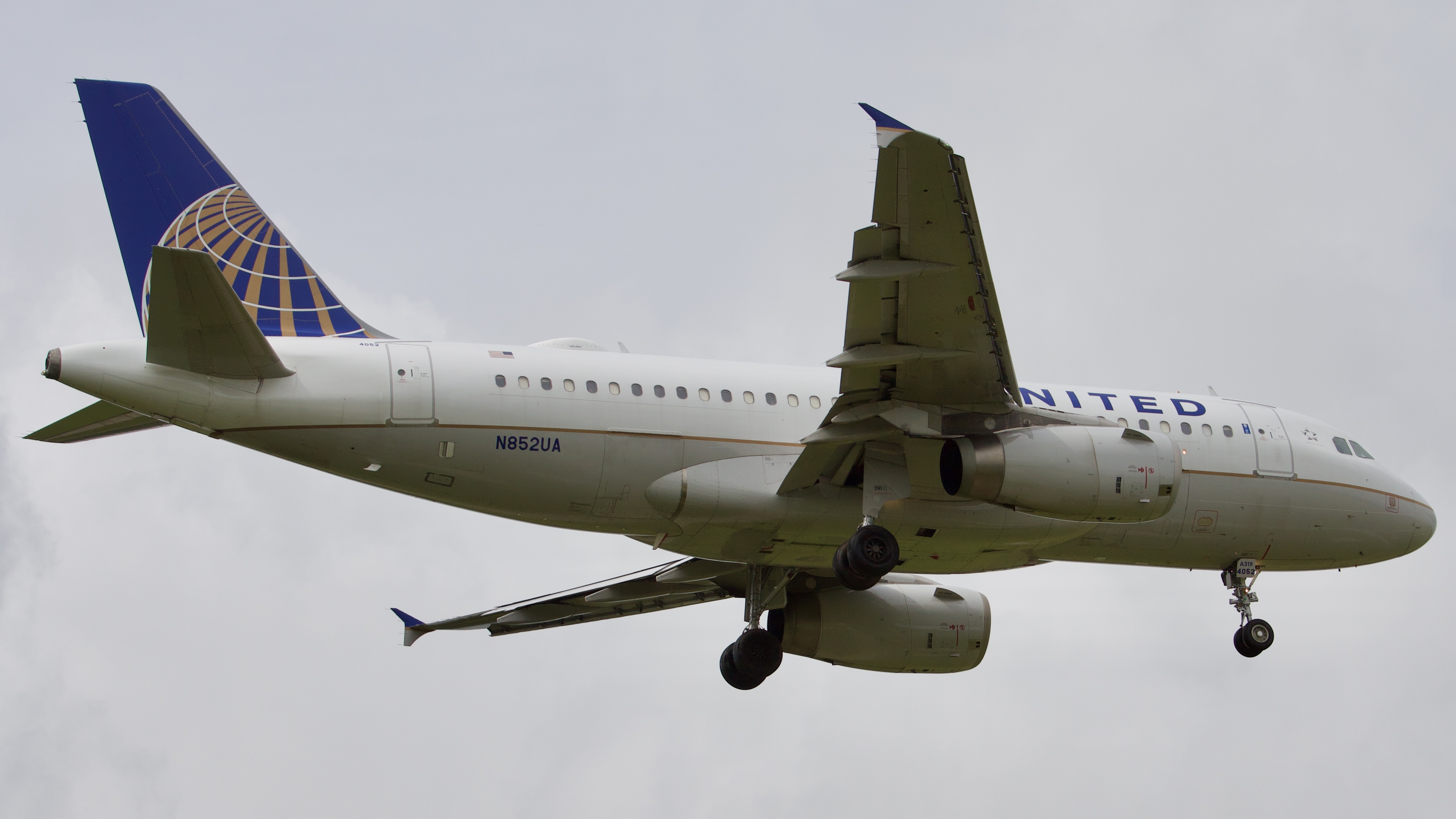 Full size: United Airlines Airbus A319 N852UA at Houston-George Bush Intercontinental Airport