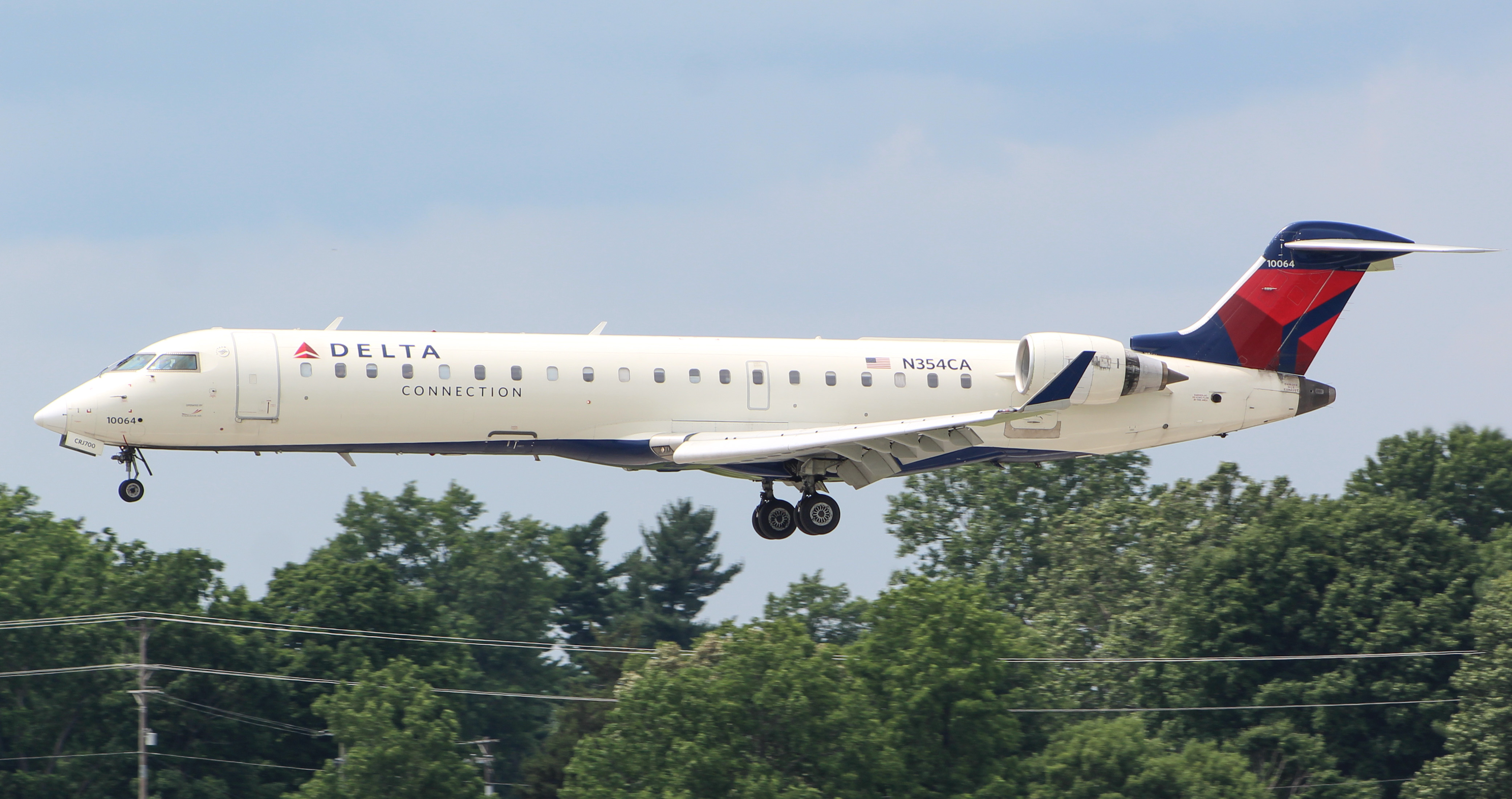 Full size: Delta Connection Mitsubishi CRJ-700 N354CA at Blue Grass Airport