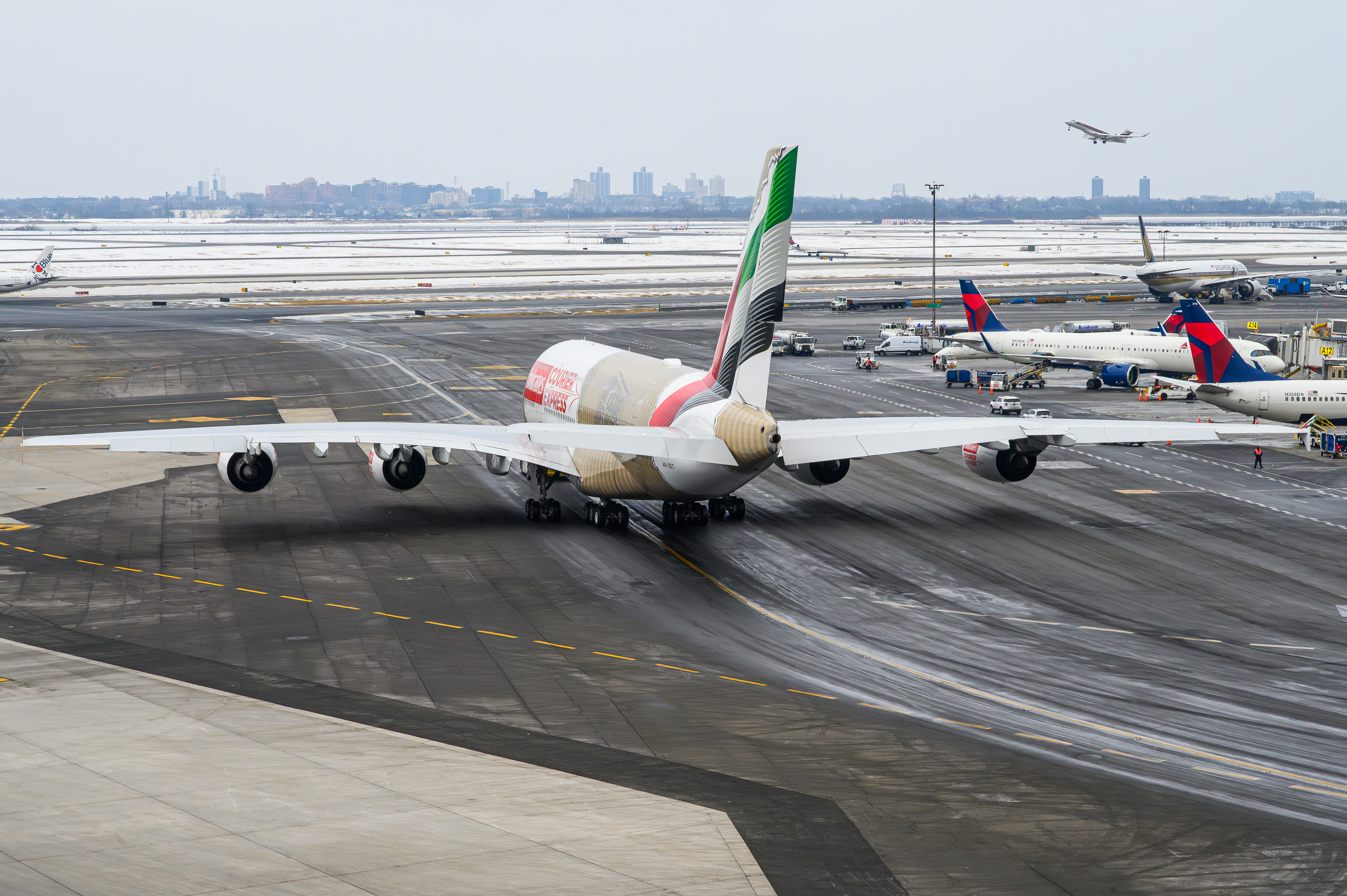 Full size: Emirates Airbus A380-800 A6-EET at John F. Kennedy International Airport