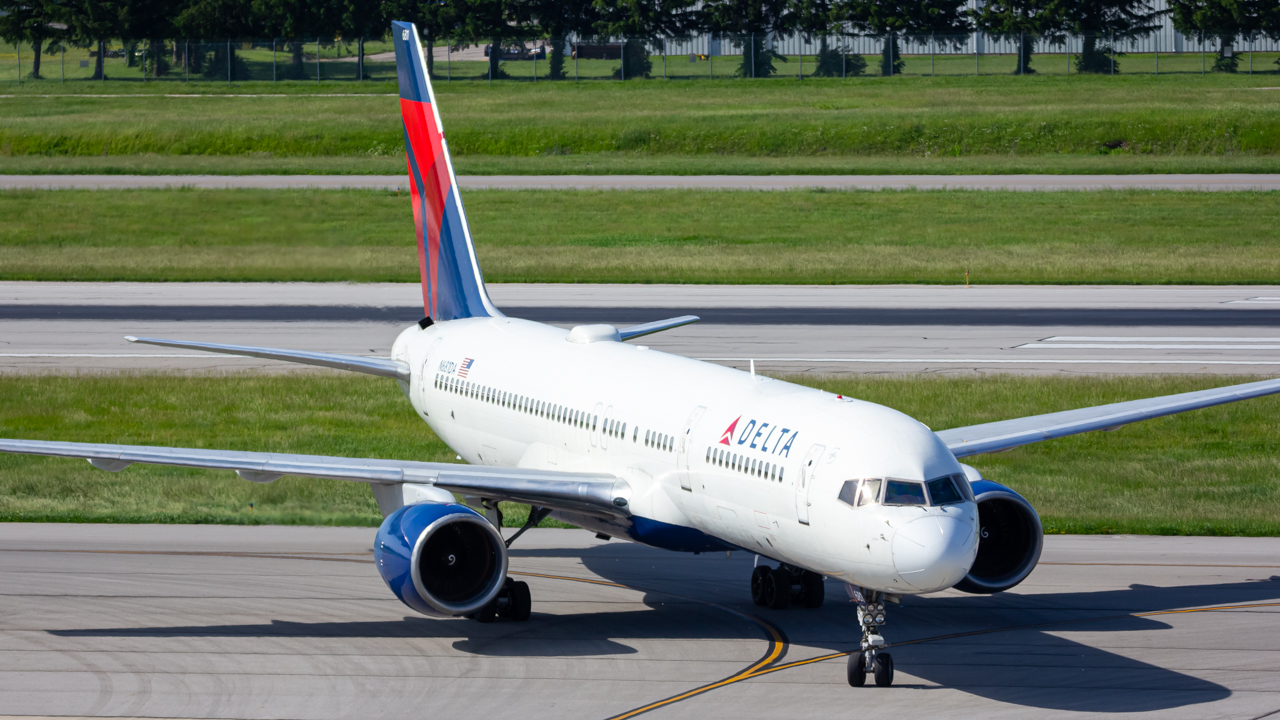 Full size: Delta Airlines Boeing 757-200 N681DA at John Glenn Columbus International Airport