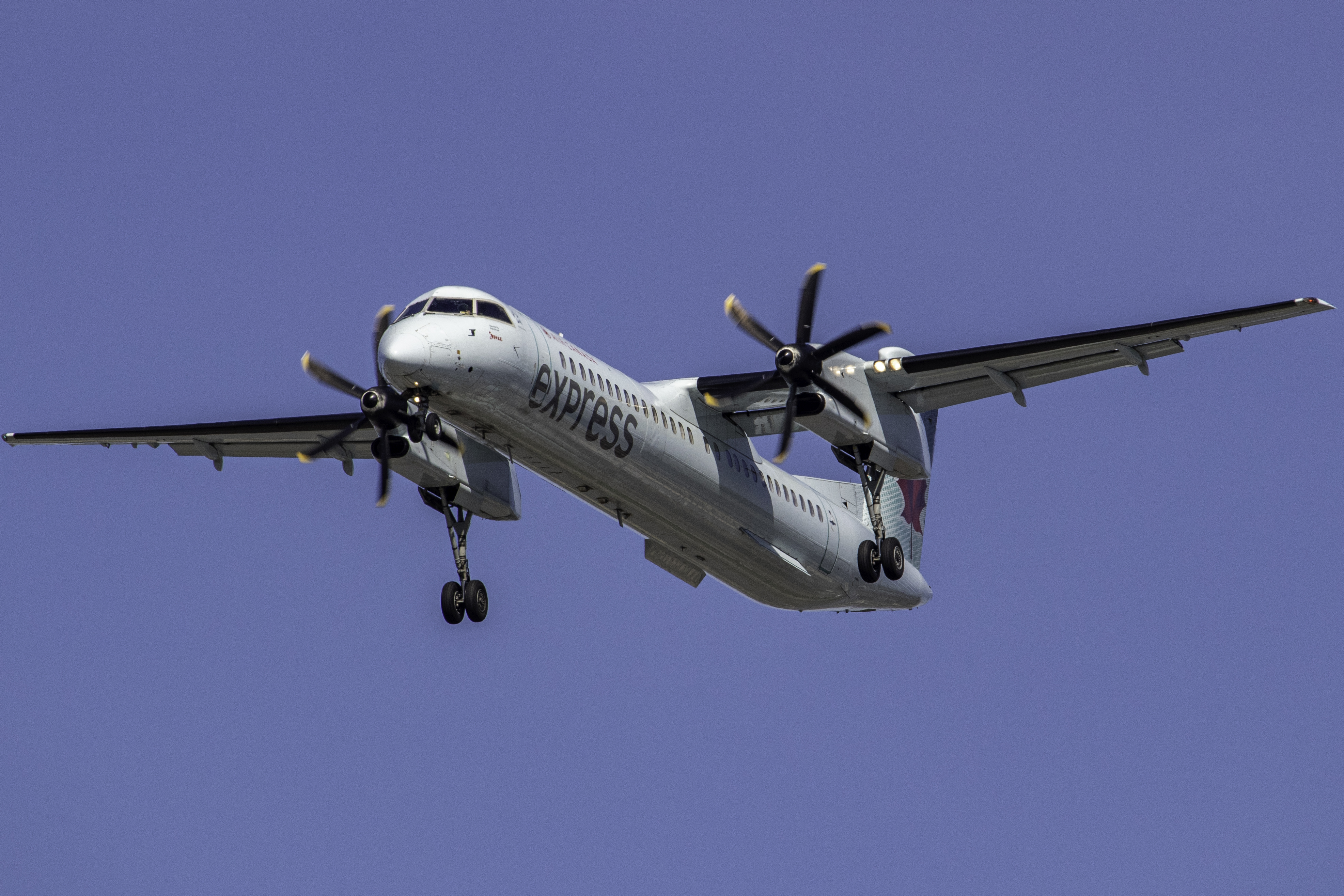 Full size: Air Canada Express De Havilland DHC-8 C-GGMU at Vancouver International Airport