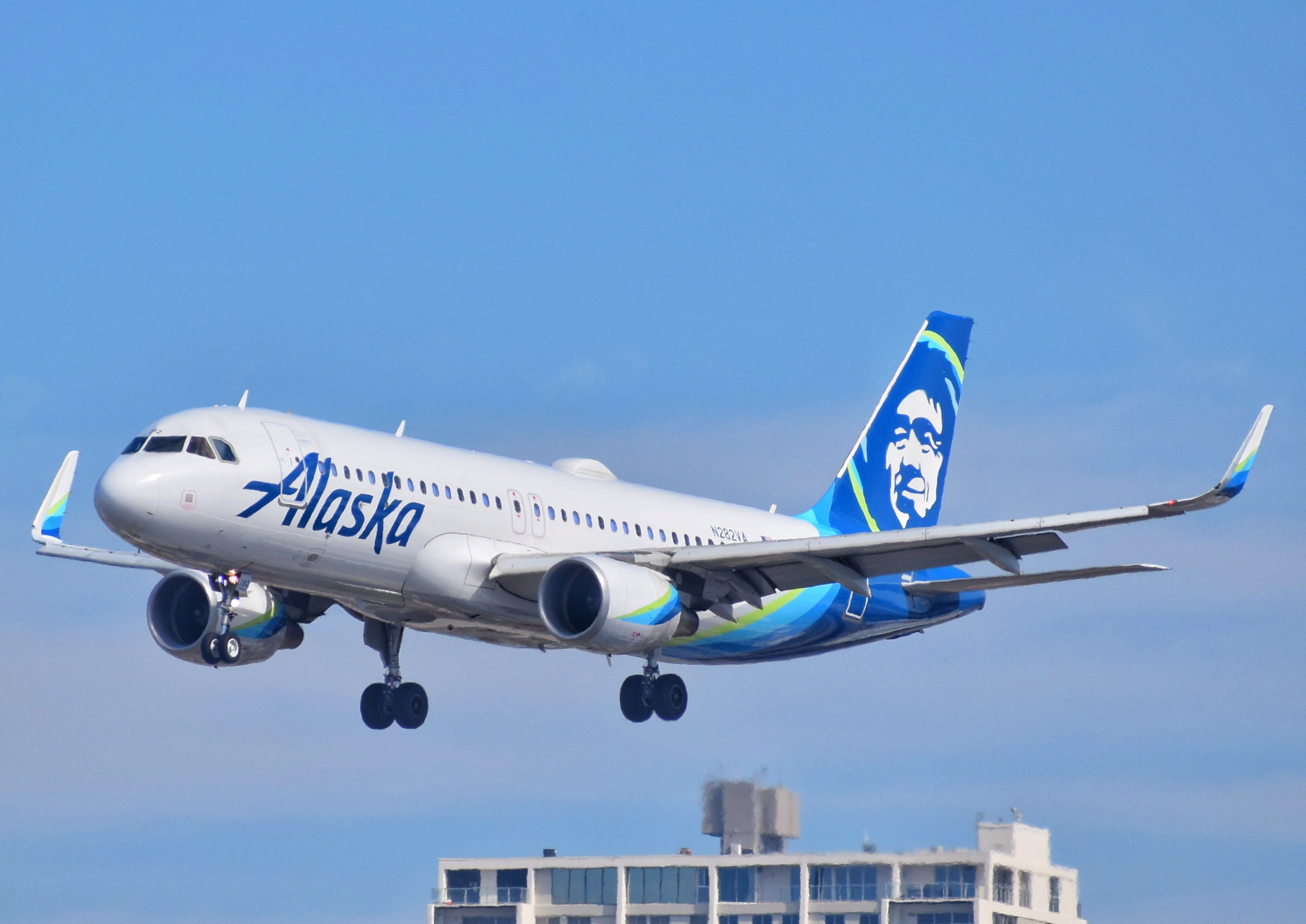 Full size: Alaska Airlines Airbus A320 N282VA at San Diego International Airport