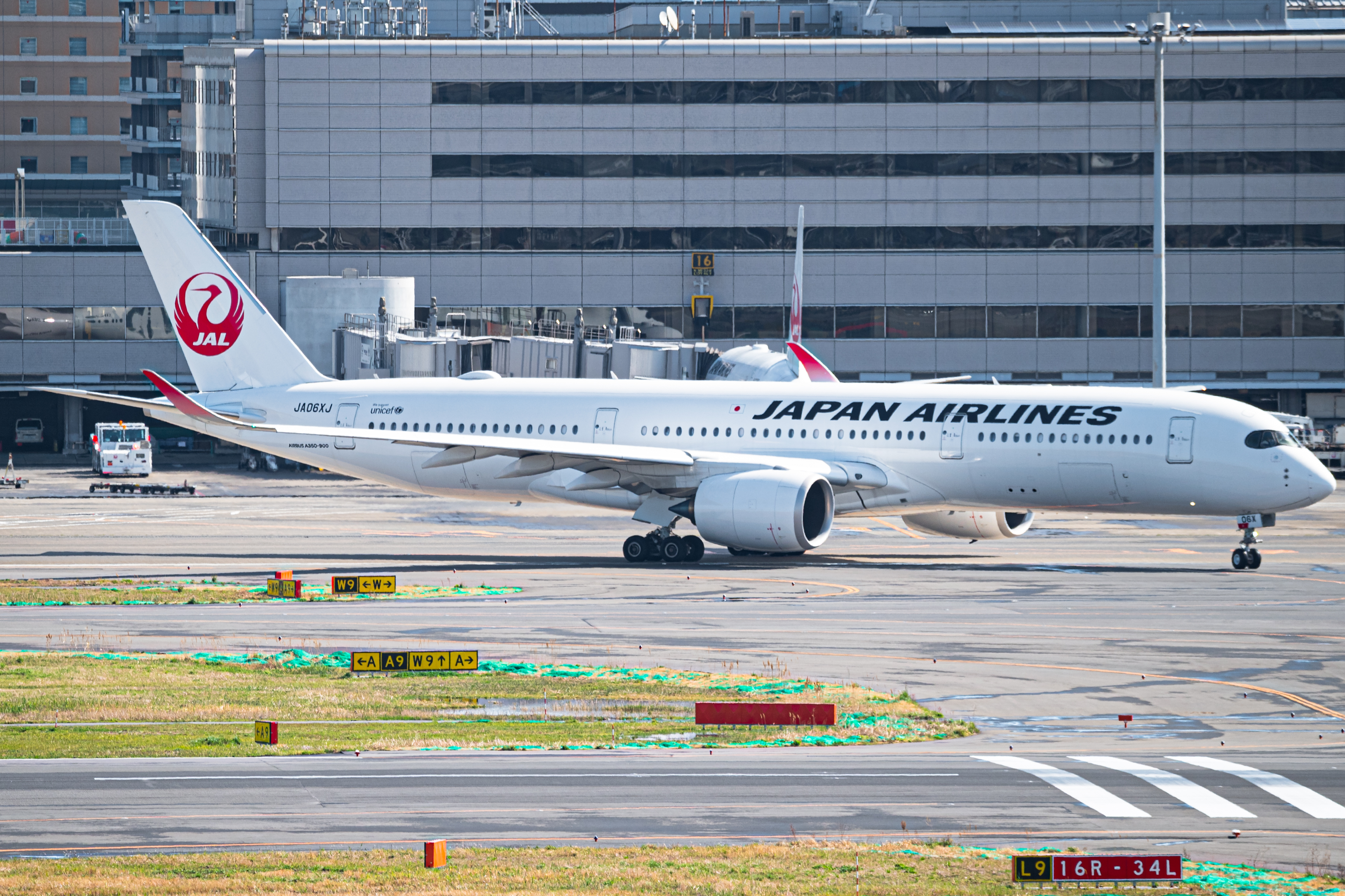 Full size: Japan Airlines Airbus A350-900 JA06XJ at Tokyo-Haneda Airport