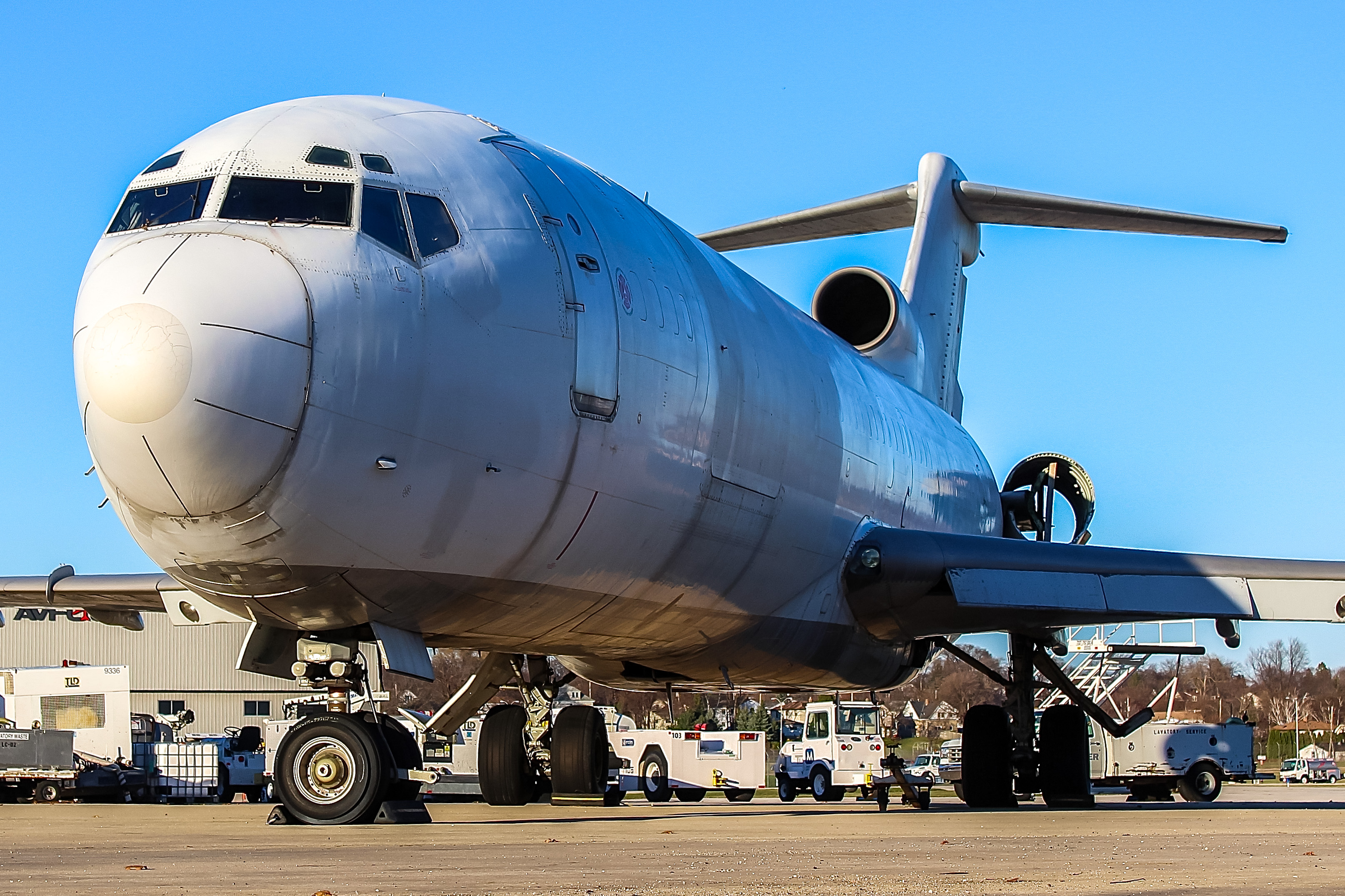 Full size: FedEx Boeing 727-200 N498FE at General Mitchell International Airport