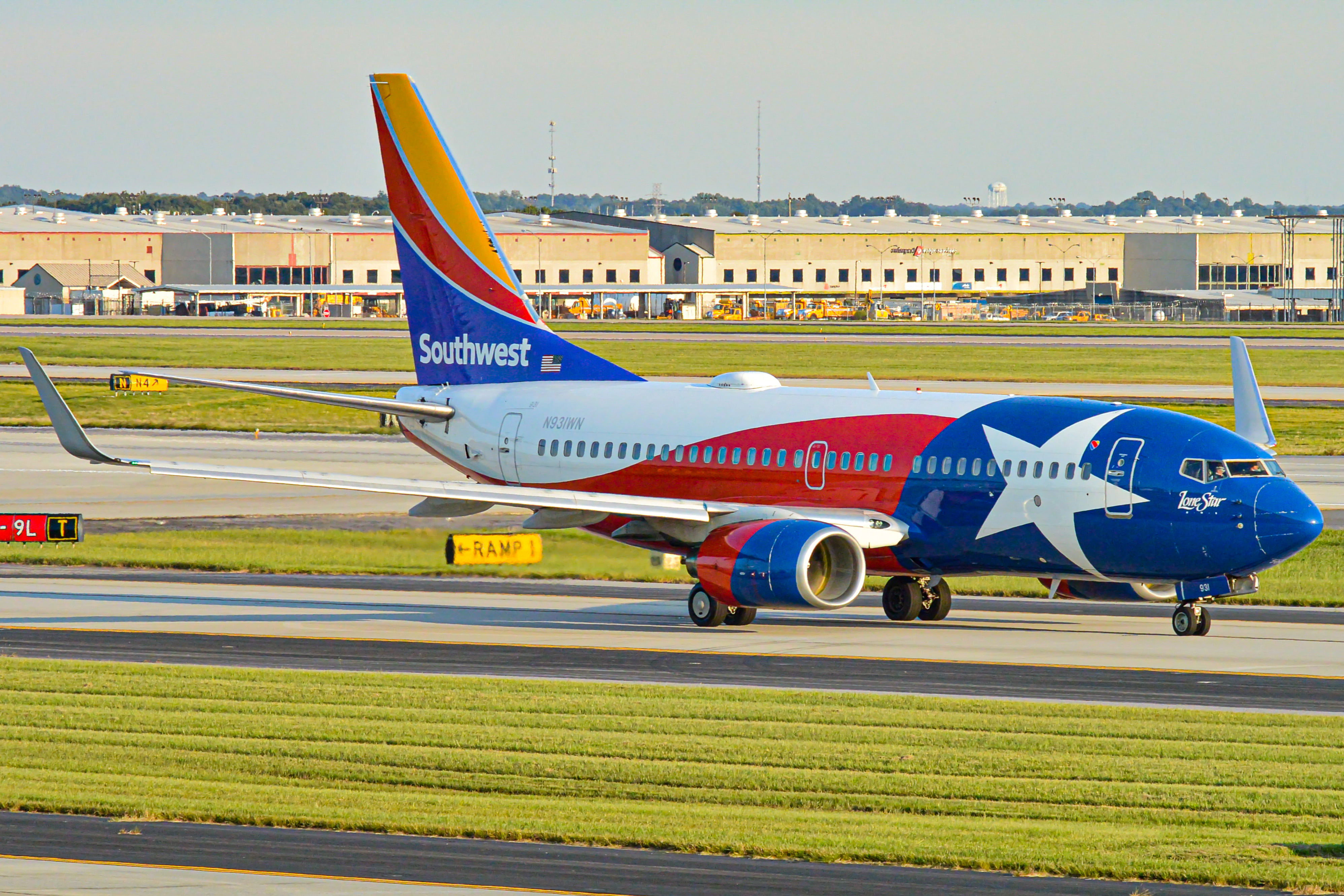 Full size: Southwest Airlines  Boeing 737-700 N931WN at Hartsfield-Jackson Atlanta International Airport
