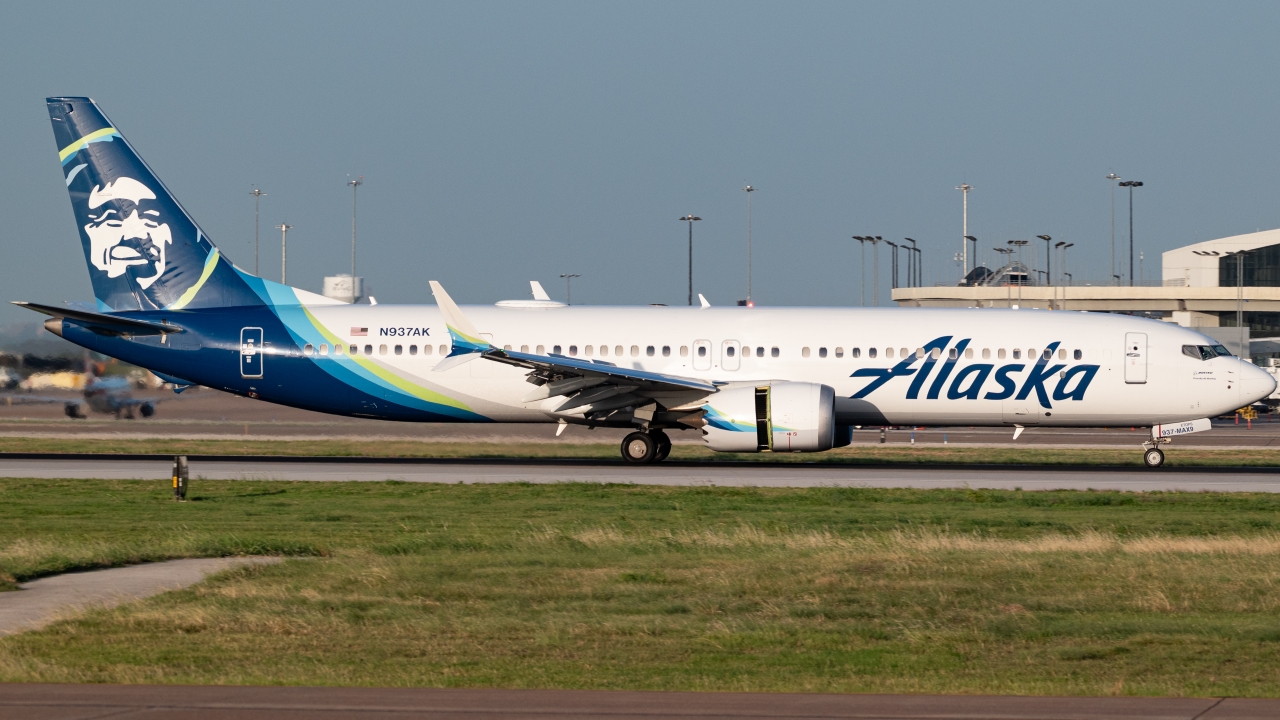 Full size: Alaska Airlines Boeing 737 MAX 9 N937AK at Dallas-Fort Worth International Airport