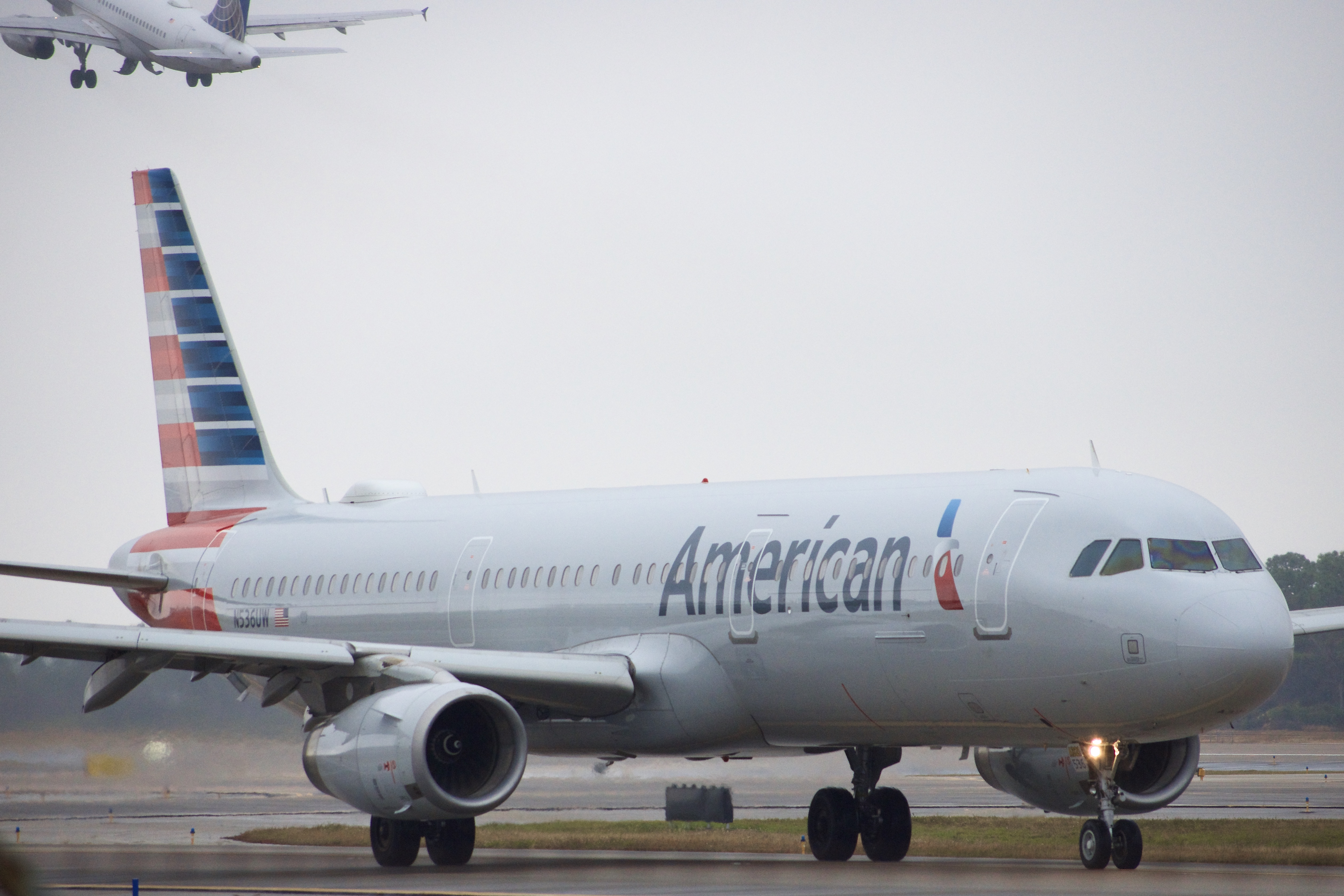 Full size: American Airlines Airbus A321-200 N536UW at Orlando International Airport