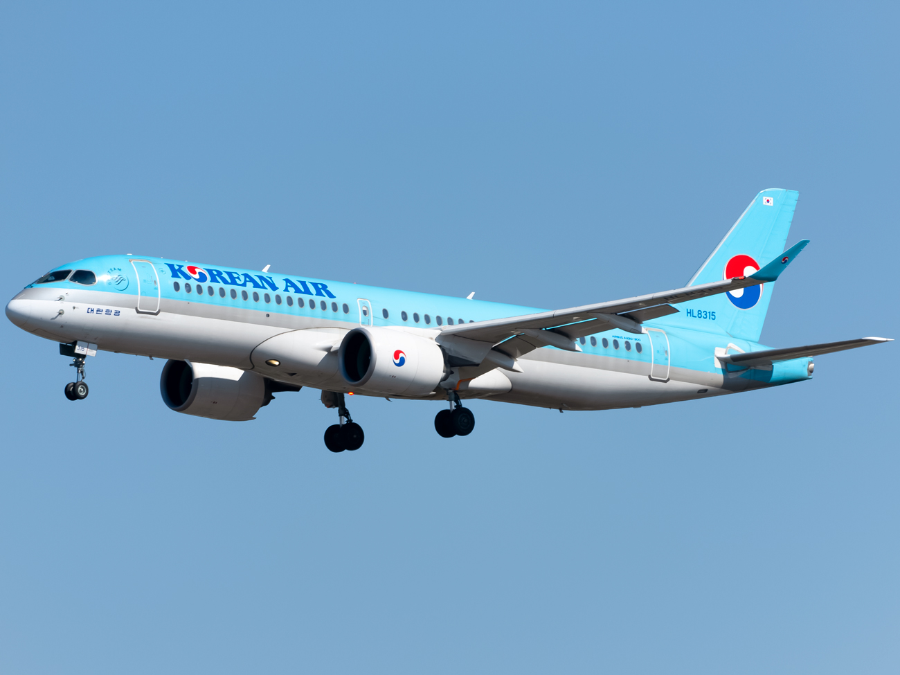 Full size: Korean Air Airbus A220-300 HL8315 at Gimhae International Airport