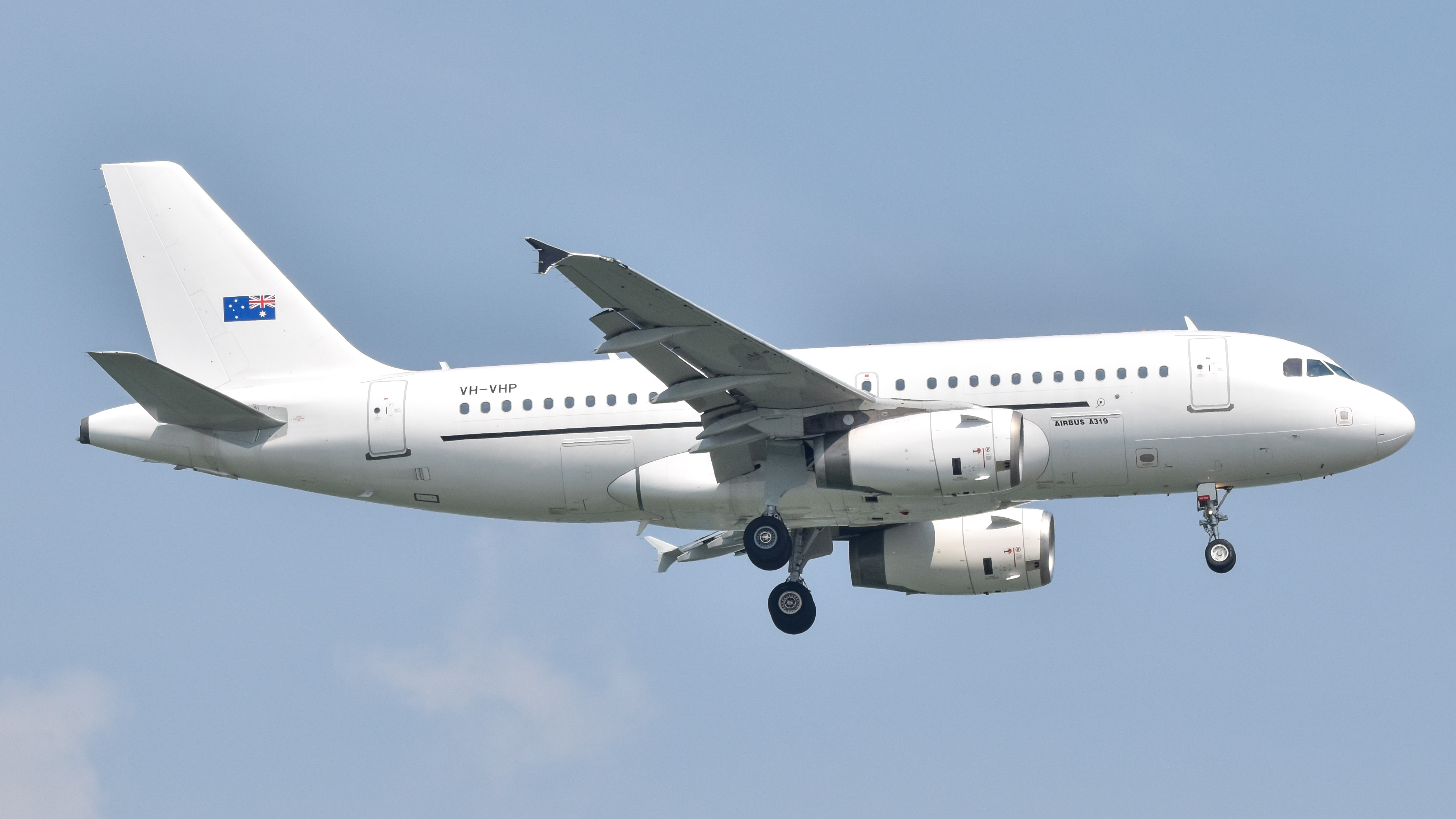 Full size: Skytraders  Airbus A319 VH-VHP at Singapore-Changi Airport