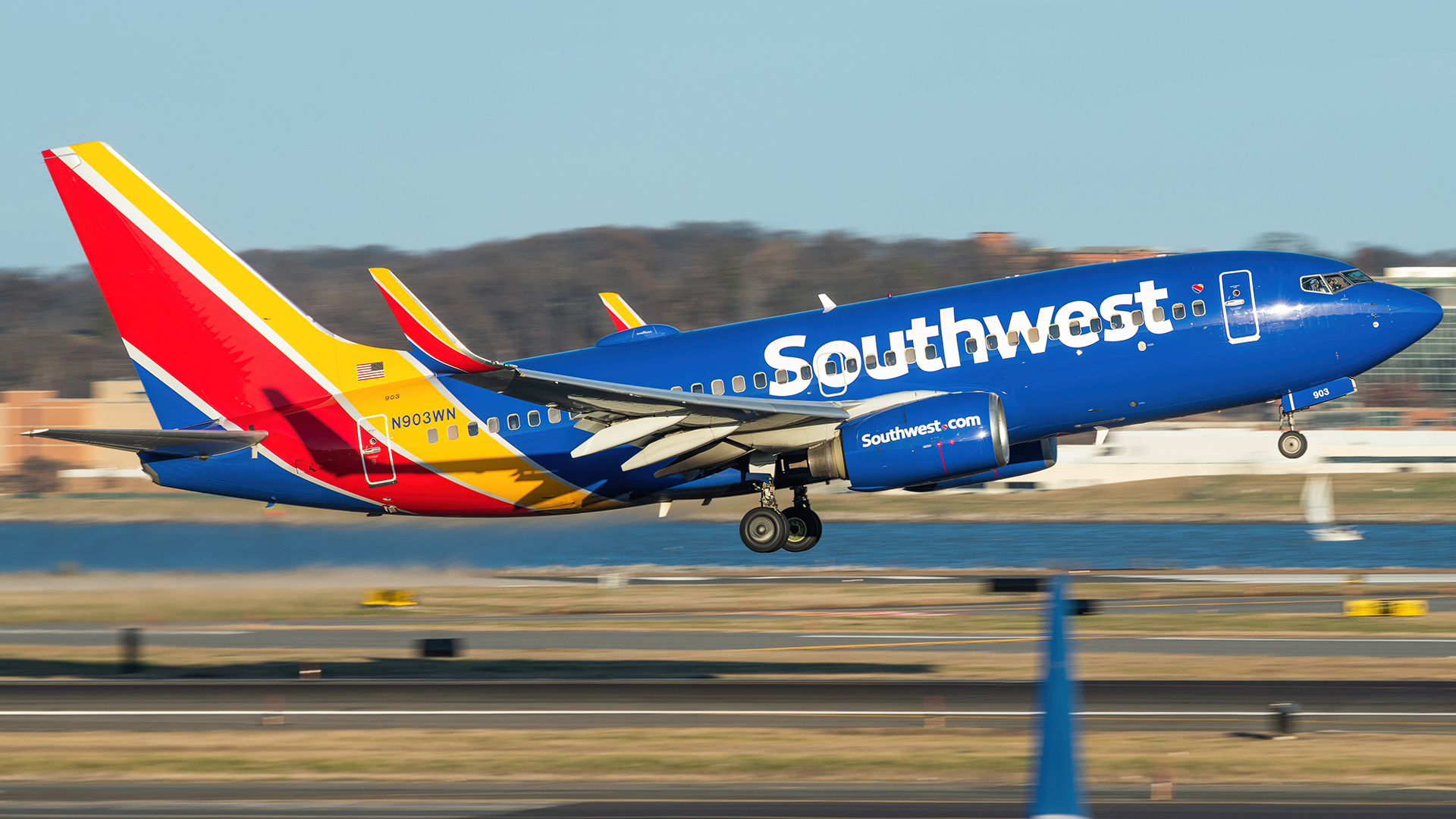 Full size: Southwest Airlines Boeing 737-700 N903WN at Ronald Reagan National Airport